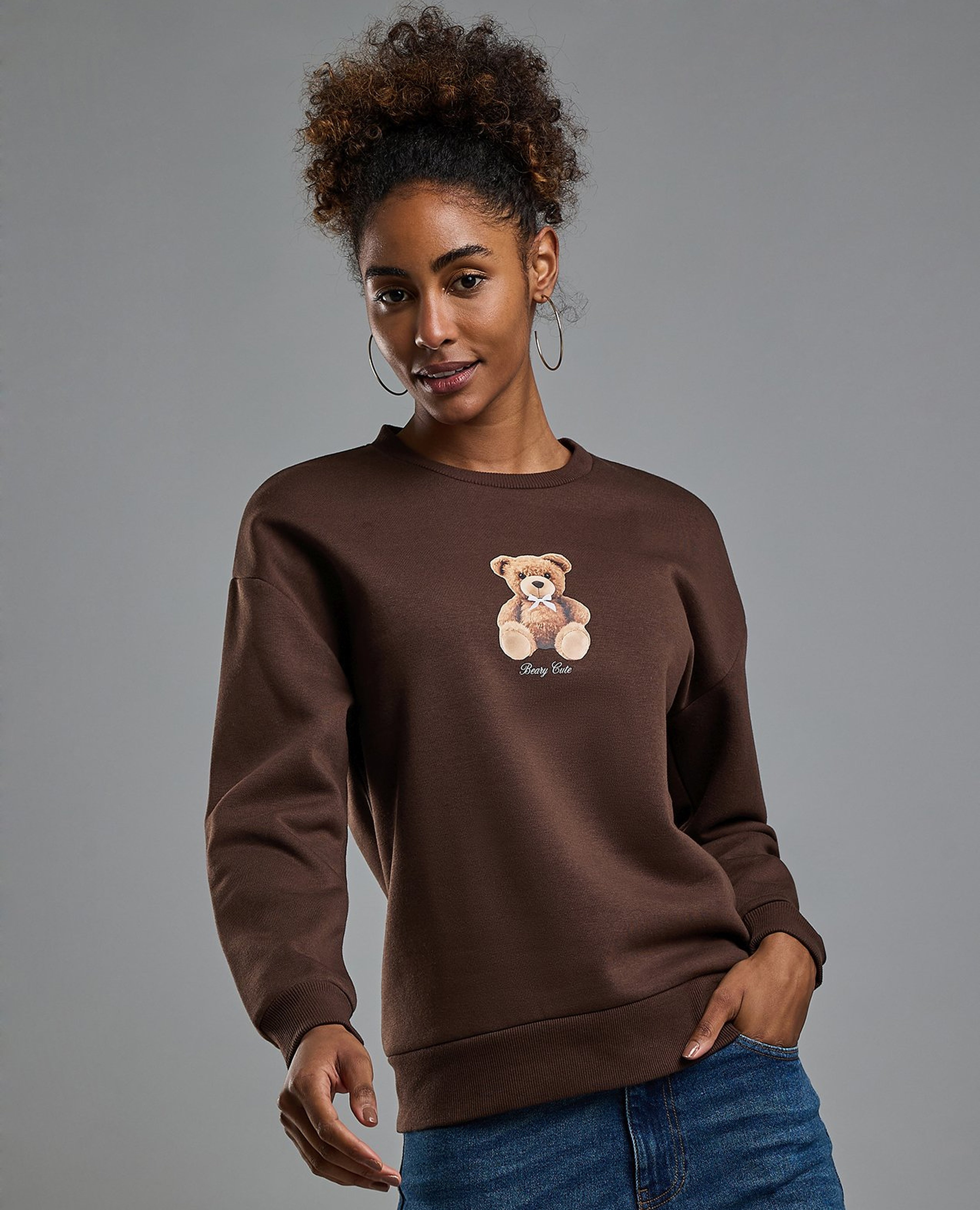 سويتشيرت بطبعة برقبة مستديرة وبكم طويل