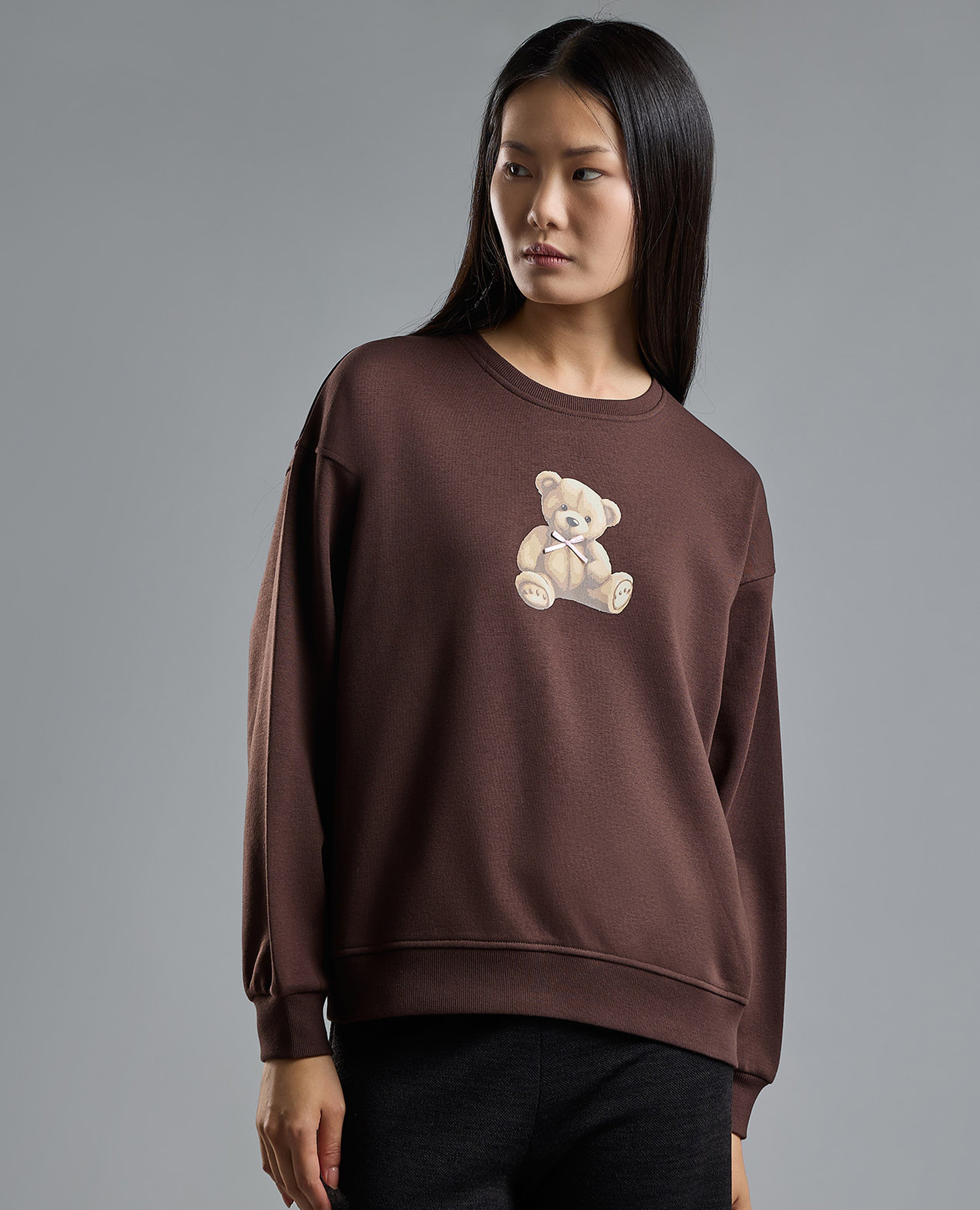 سويتشيرت بطبعة برقبة مستديرة وبكم طويل