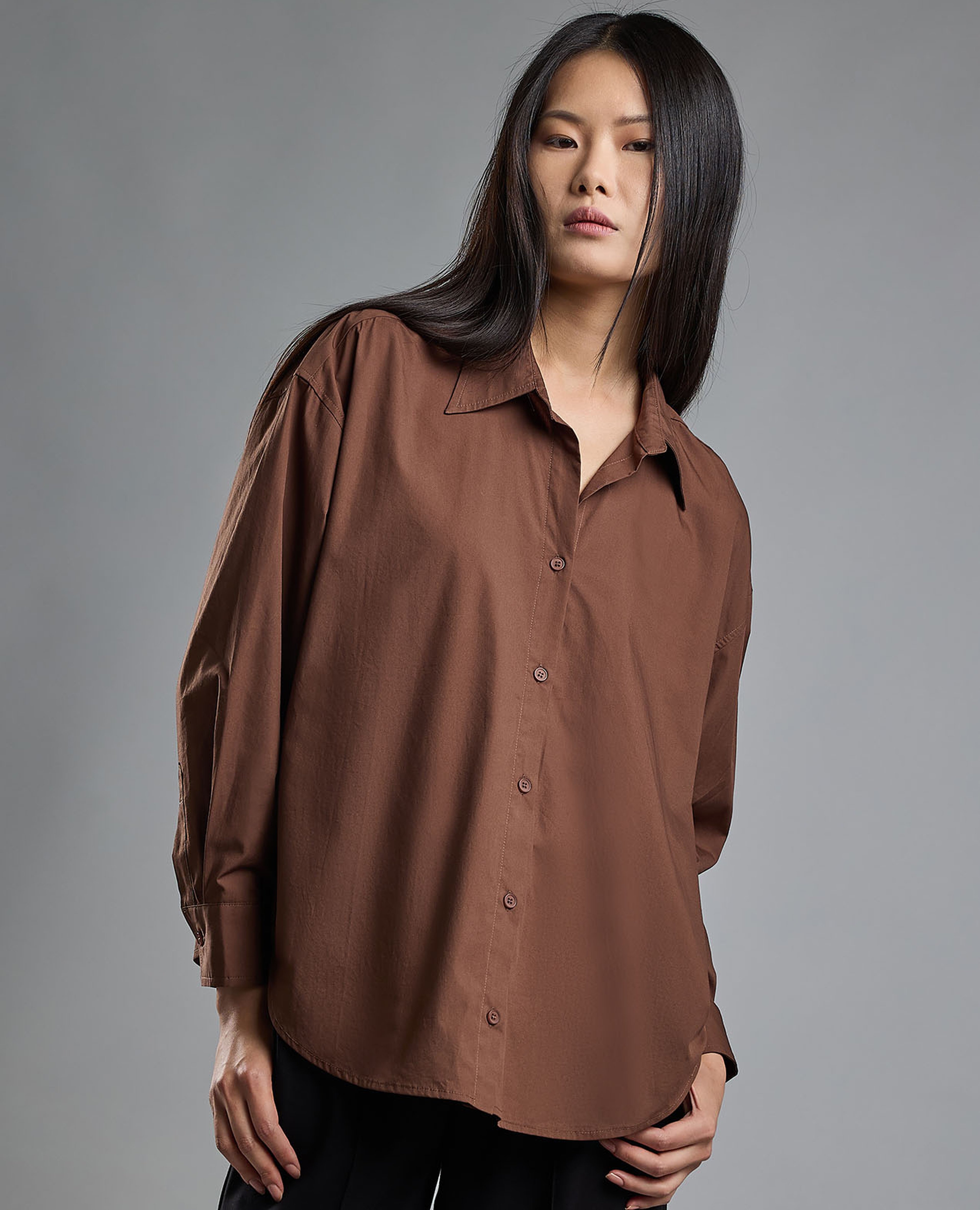 قميص سادة بياقة كلاسيكية وبكم طويل