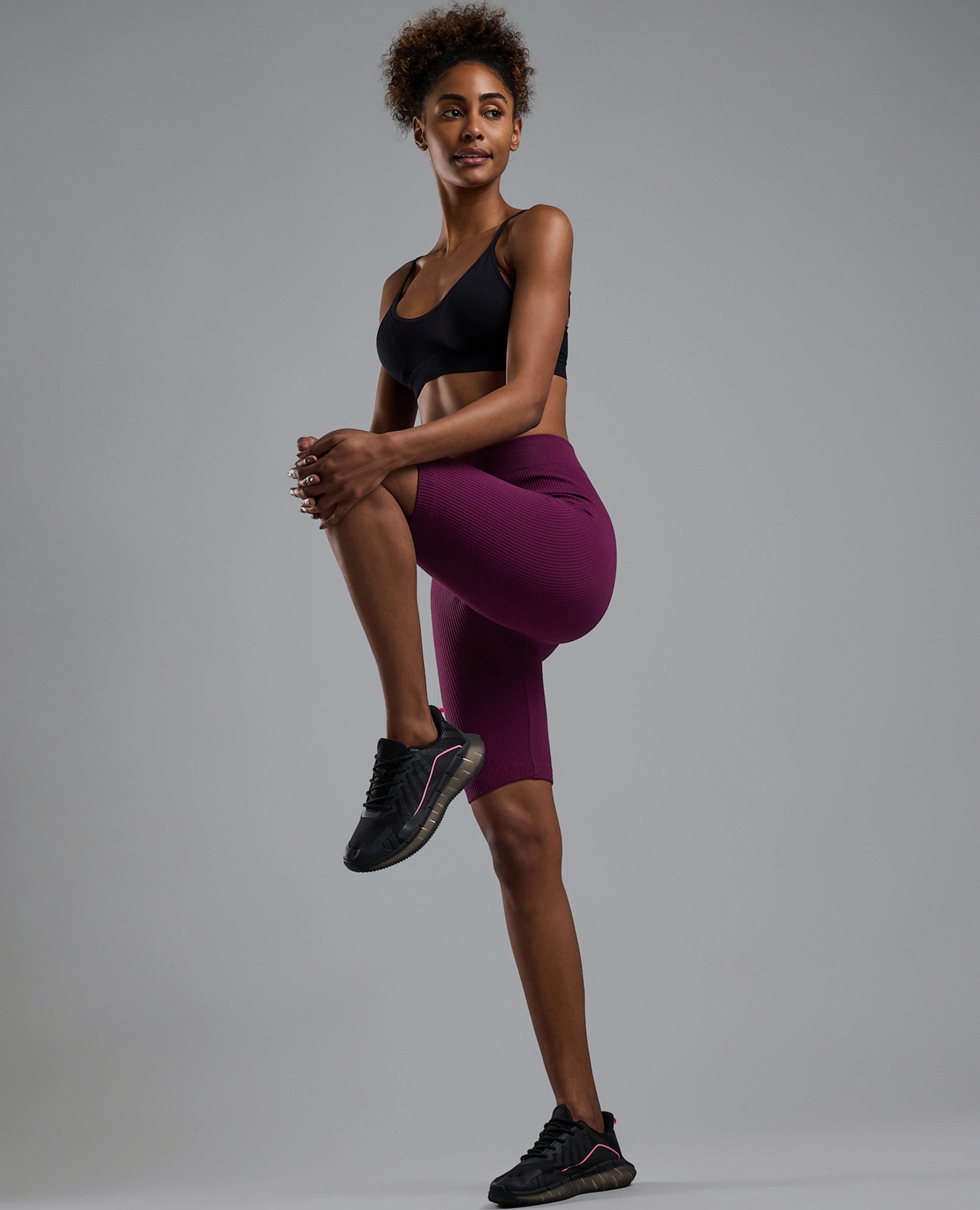 شورت بايكر سادة بخصر مرن