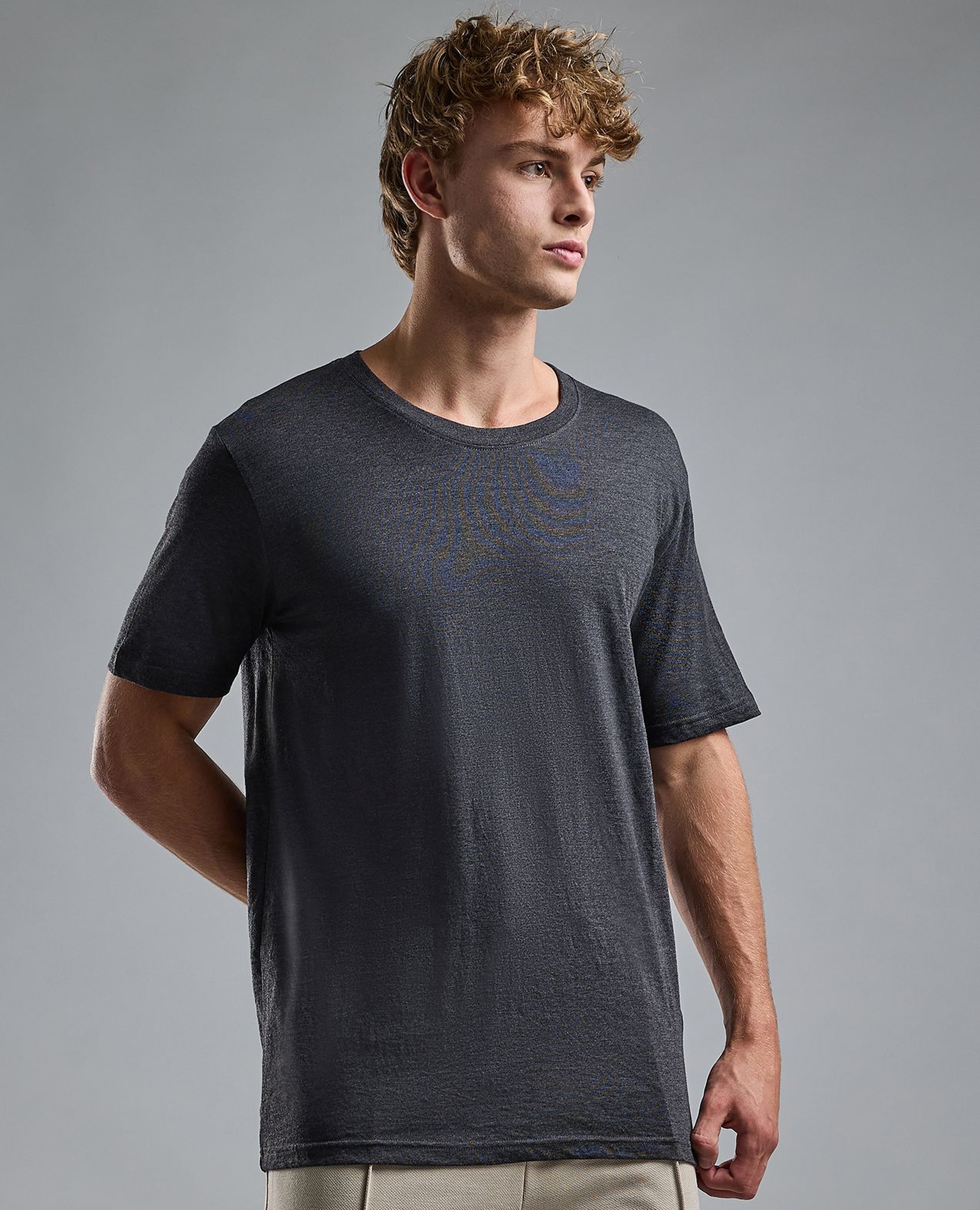 تيشيرت سادة برقبة مستديرة وبكم قصير