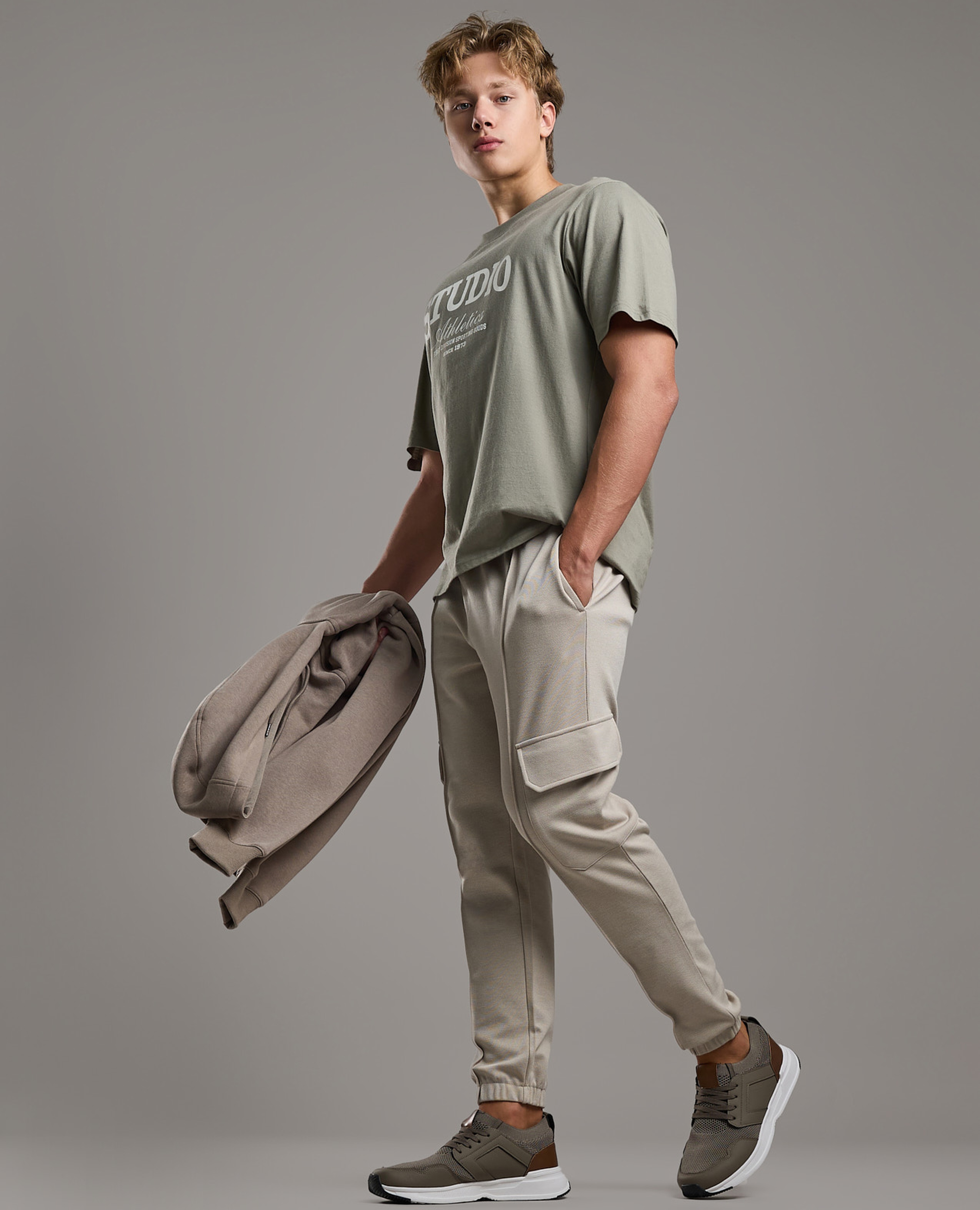 بنطال جوغر سادة برباط على الخصر