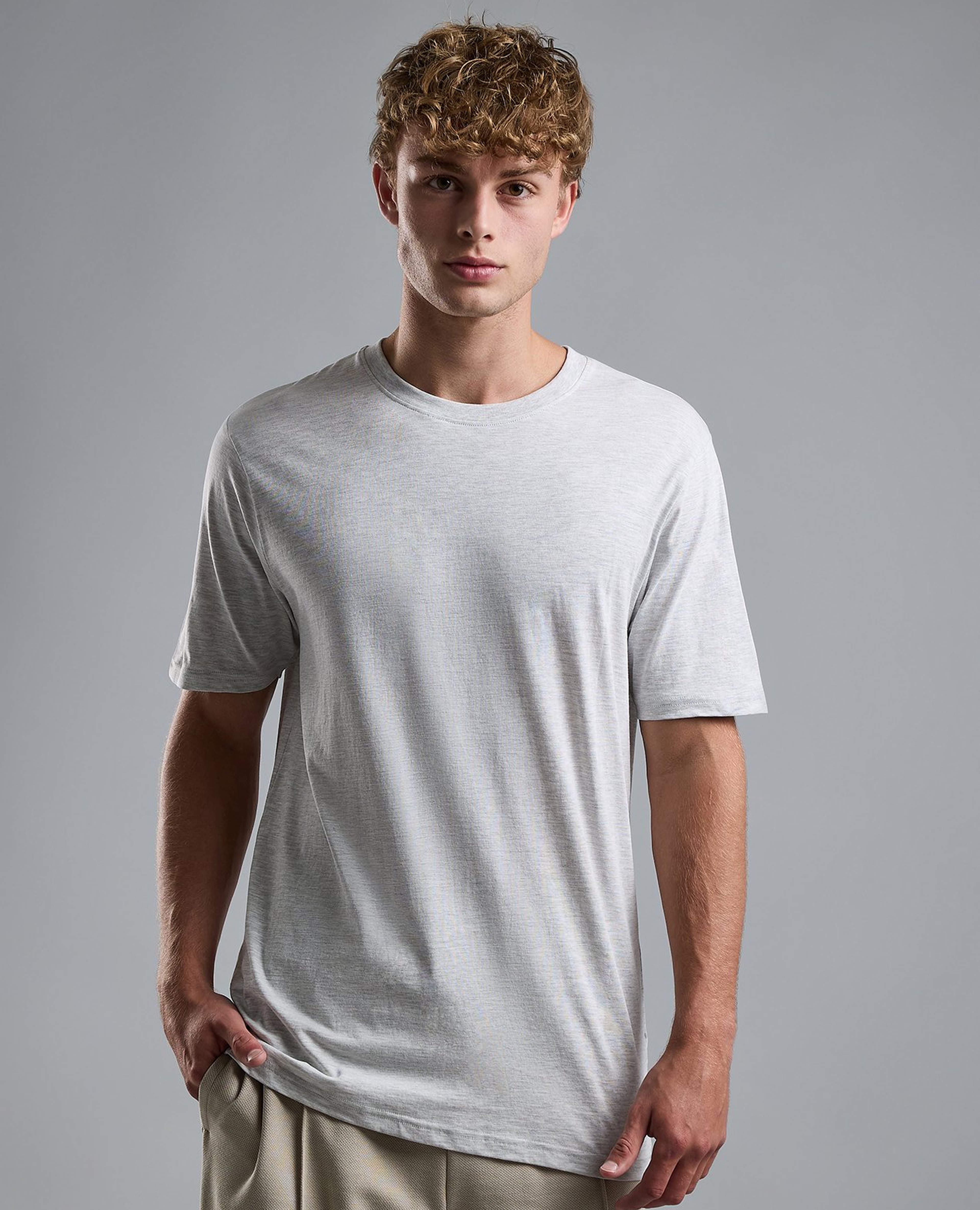 تيشيرت سادة برقبة مستديرة وبكم قصير