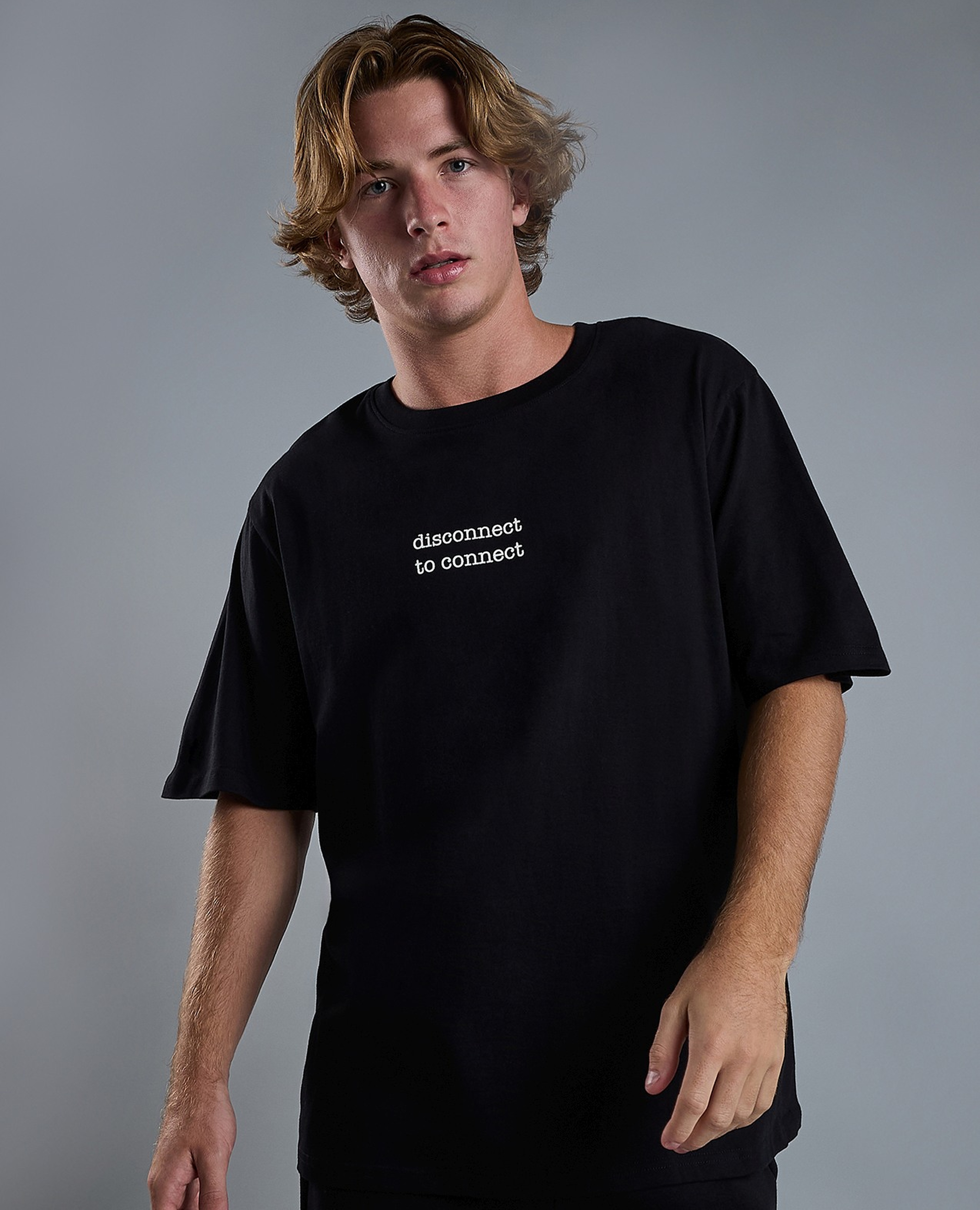 تيشيرت برقبة مستديرة وبكم قصير وطبعة