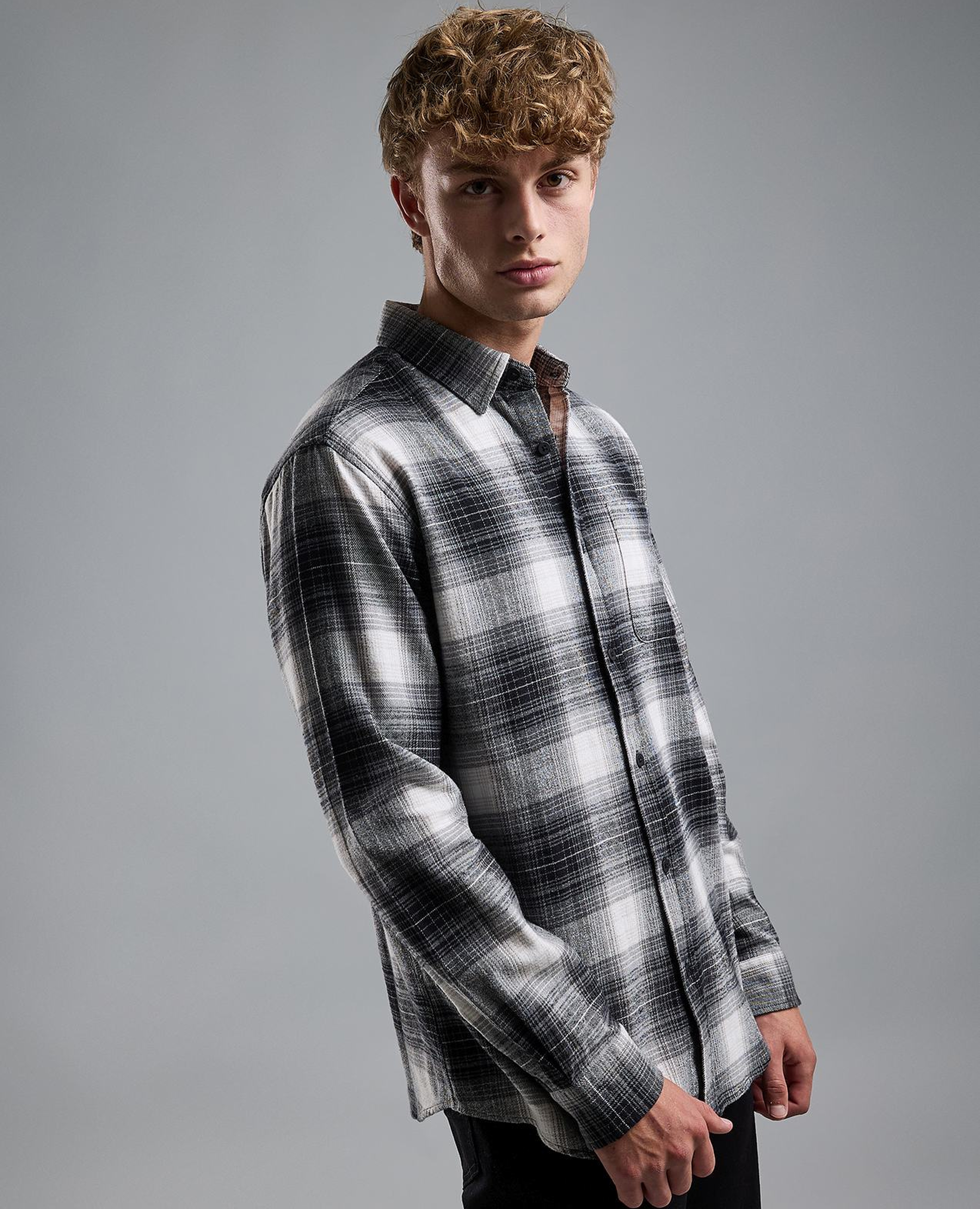 قميص بياقة كلاسيكية وبكم طويل