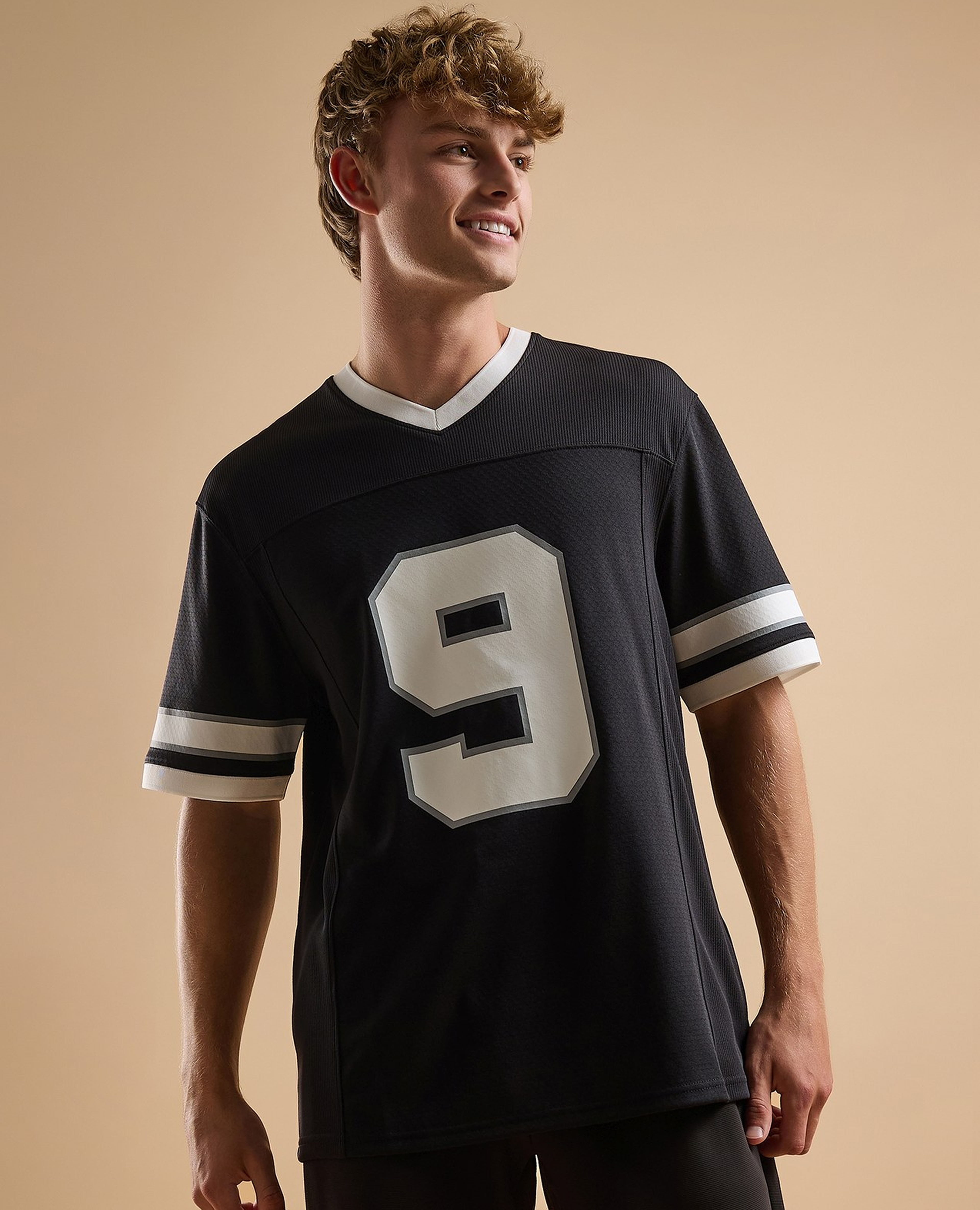 تيشيرت رياضة برقبة V وبكم قصير