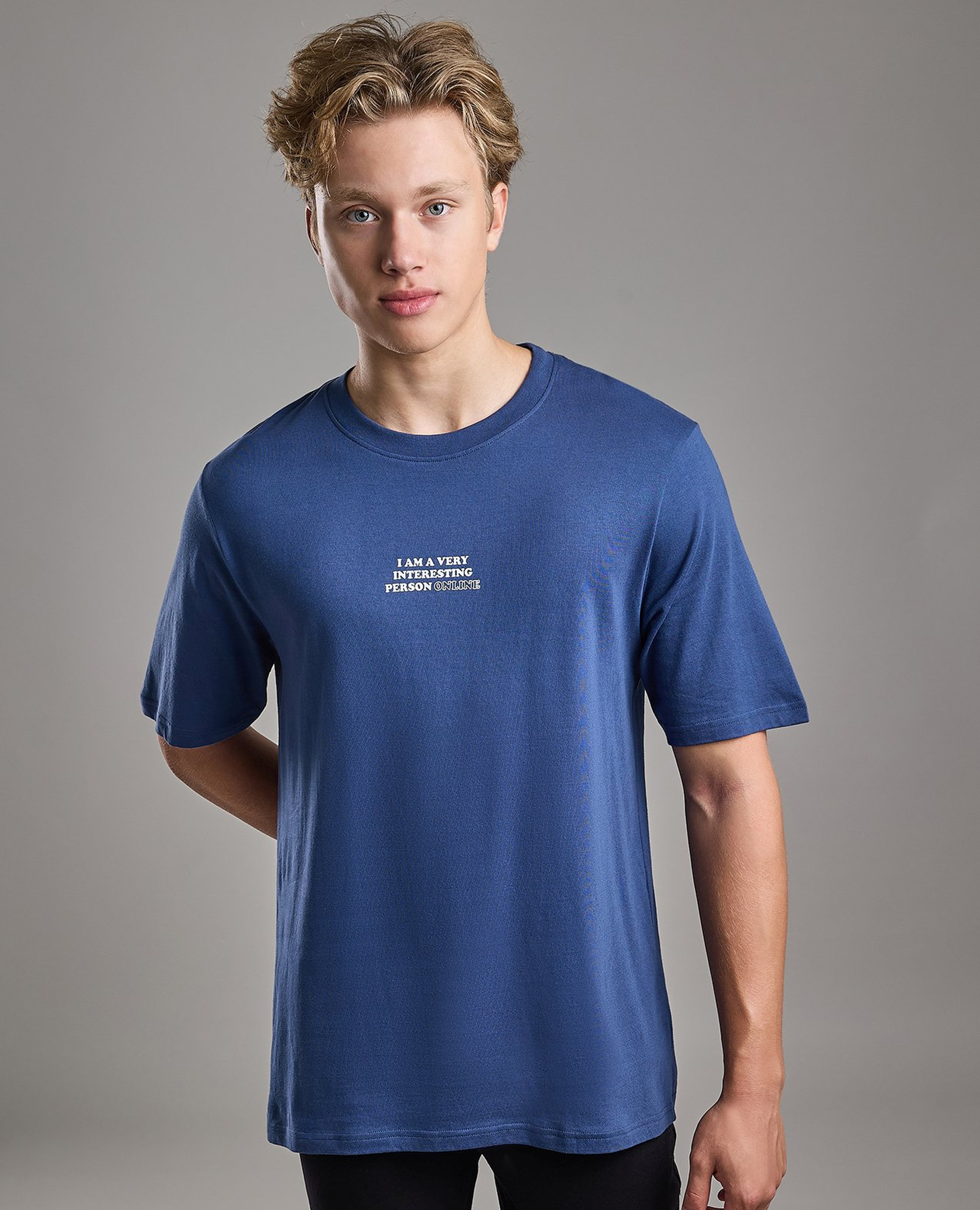 تيشيرت برقبة مستديرة وبكم قصير