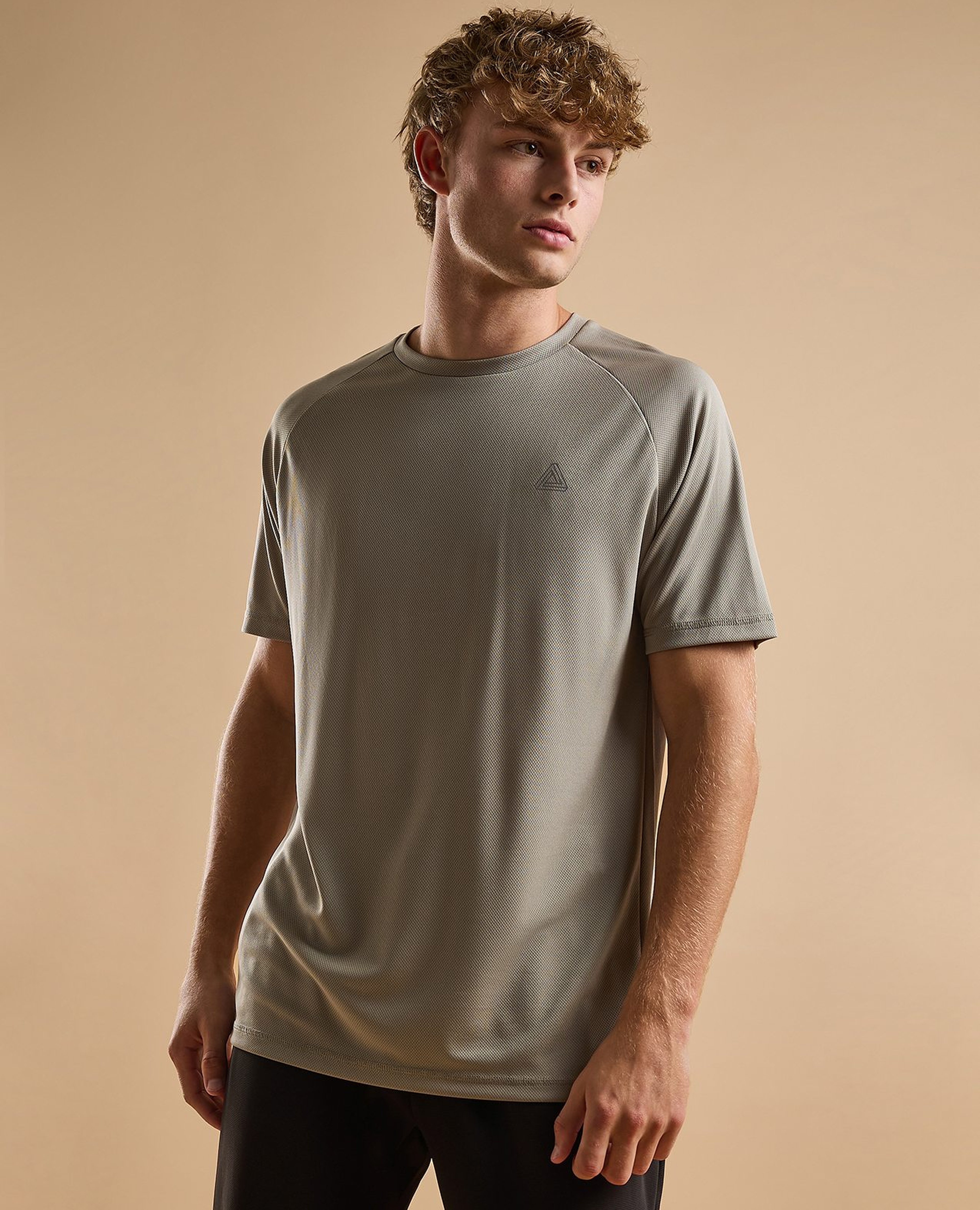 تيشيرت رياضة برقبة مستديرة وكم قصير