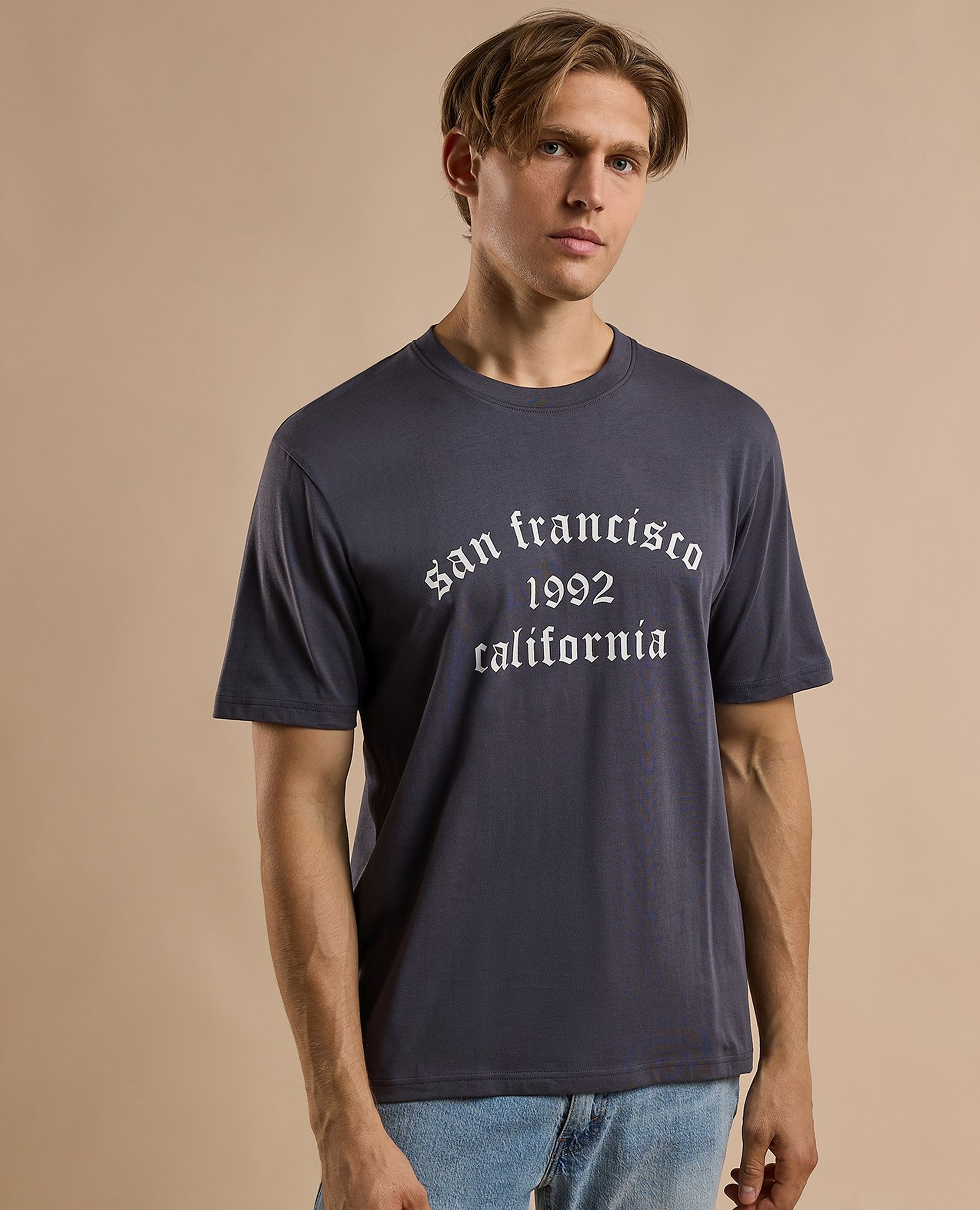 تيشيرت برقبة مستديرة وبكم قصير وطبعة