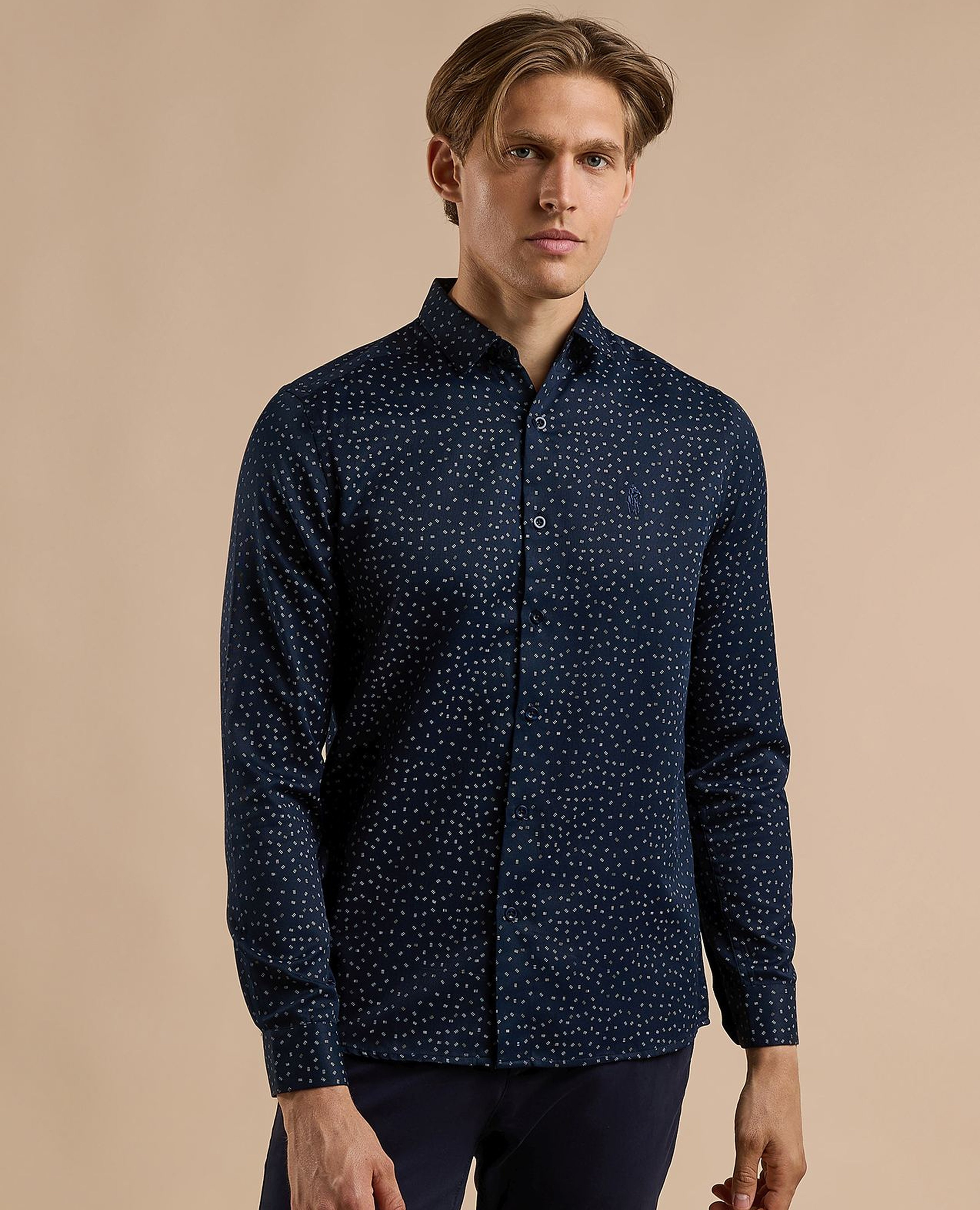 قميص بياقة كلاسيك وكم طويل وطبعة