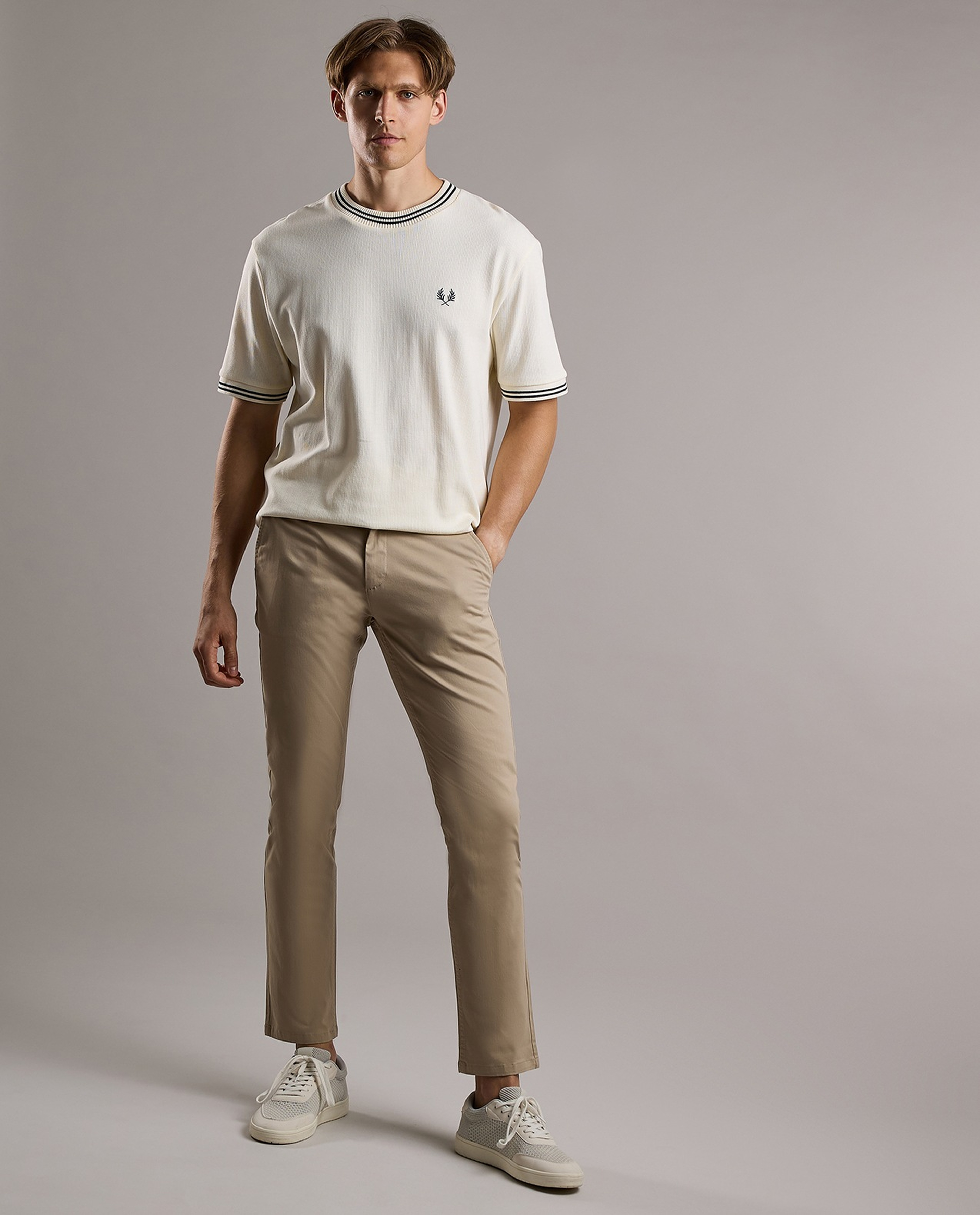 Contrast Trim T-Shirt with Crew Neck and Short Sleeves