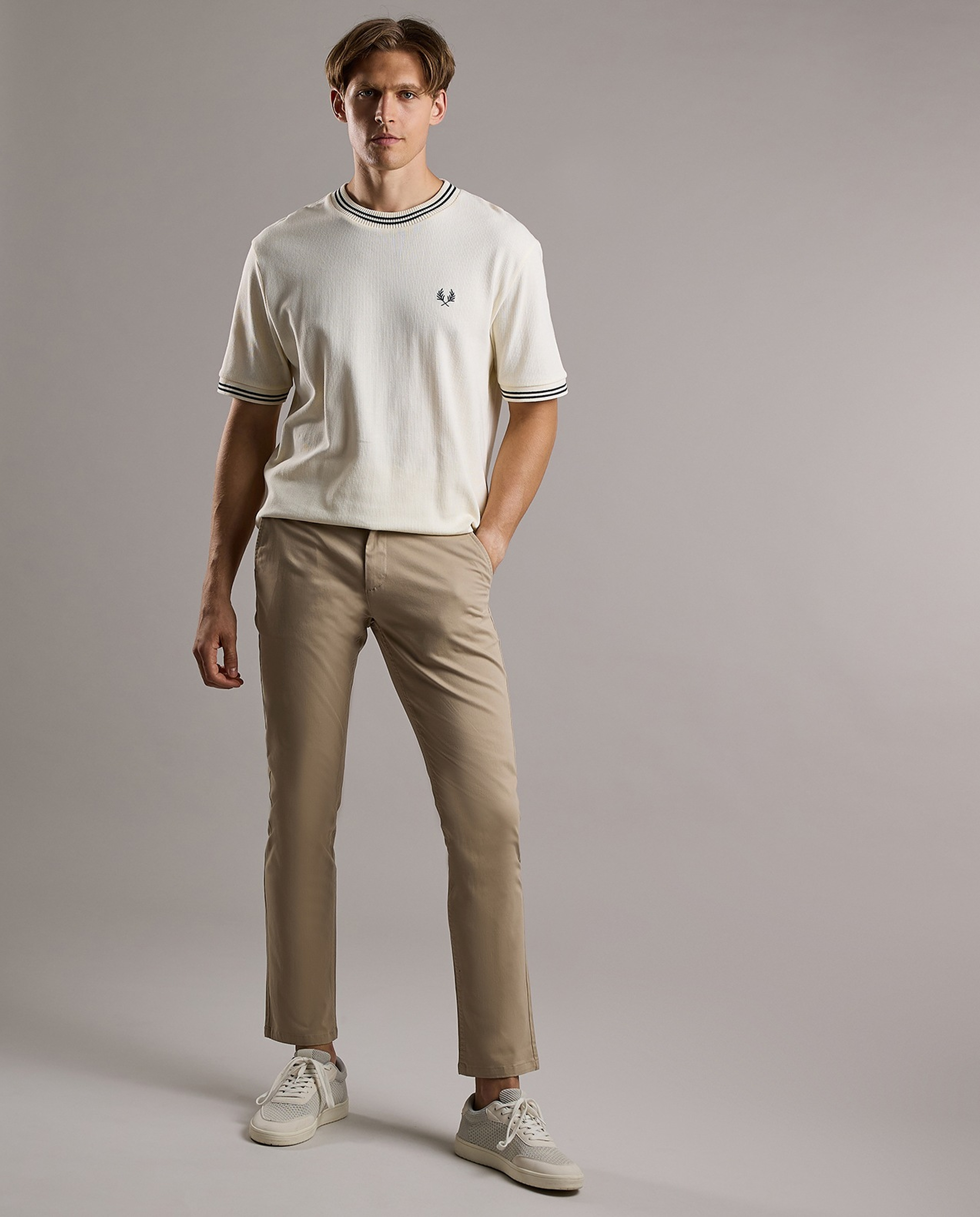 Contrast Trim T-Shirt with Crew Neck and Short Sleeves
