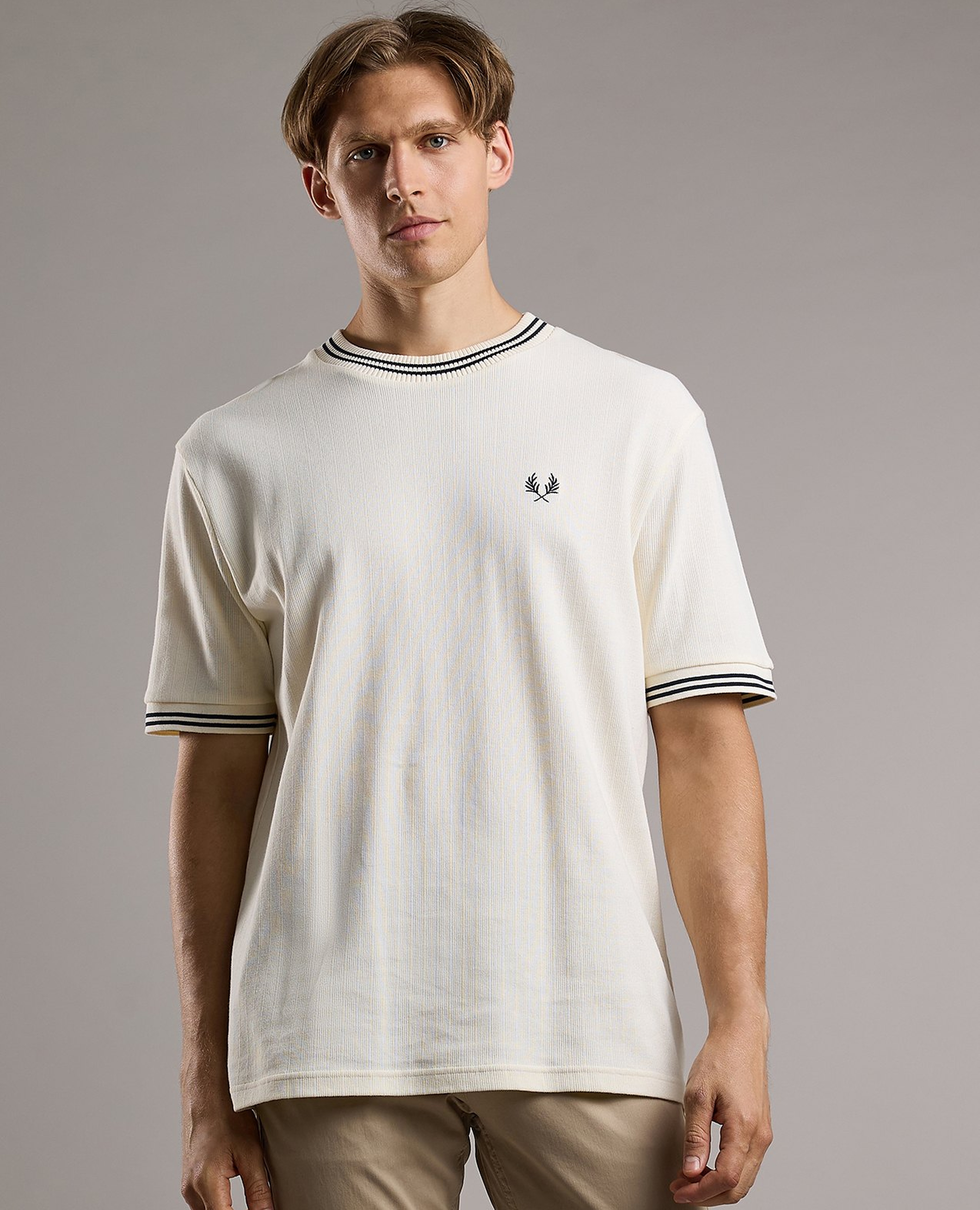 تيشيرت برقبة مستديرة وبكم قصير