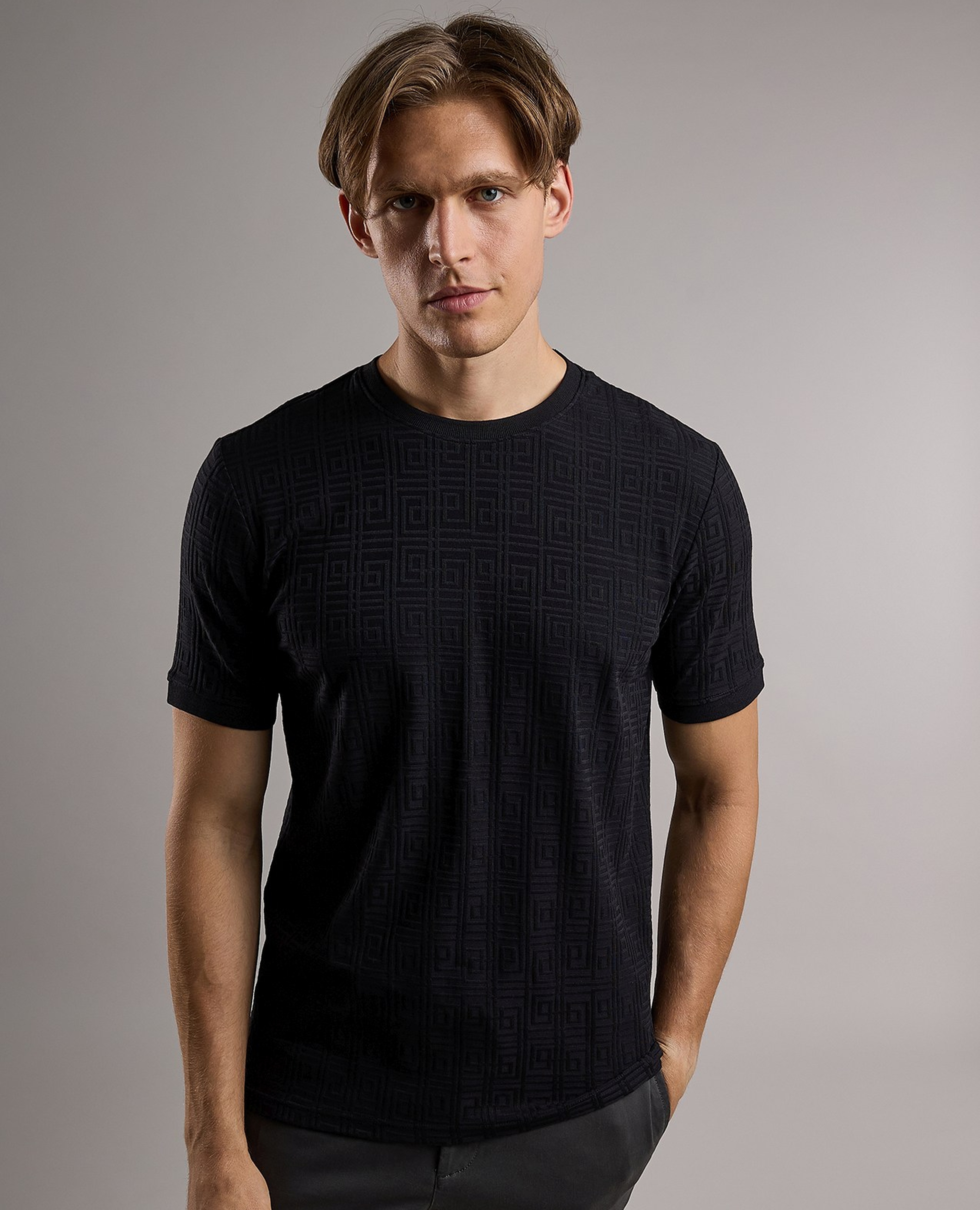 تيشيرت سادة برقبة مستديرة وبكم قصير