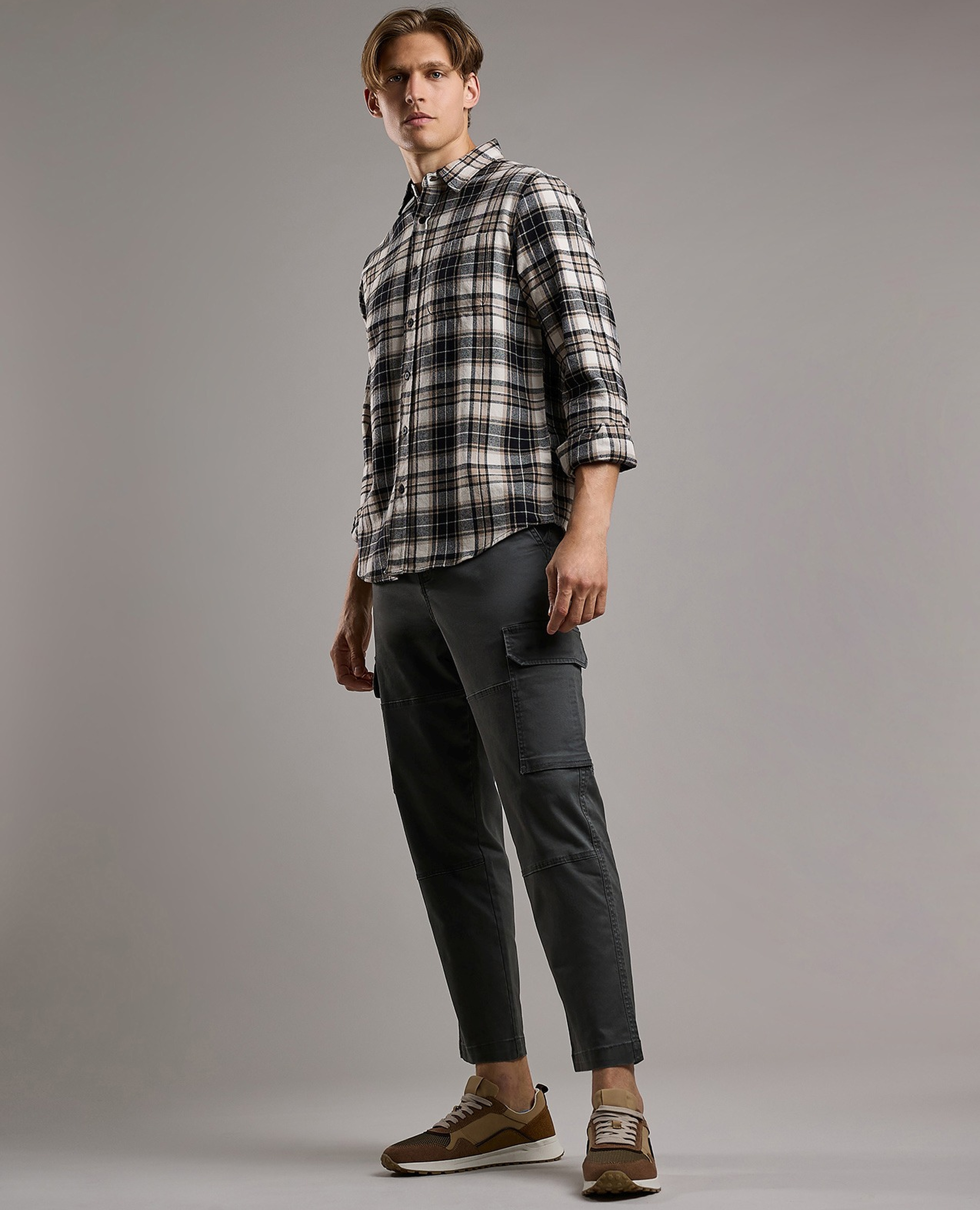 بنطال تشينو سادة بزر