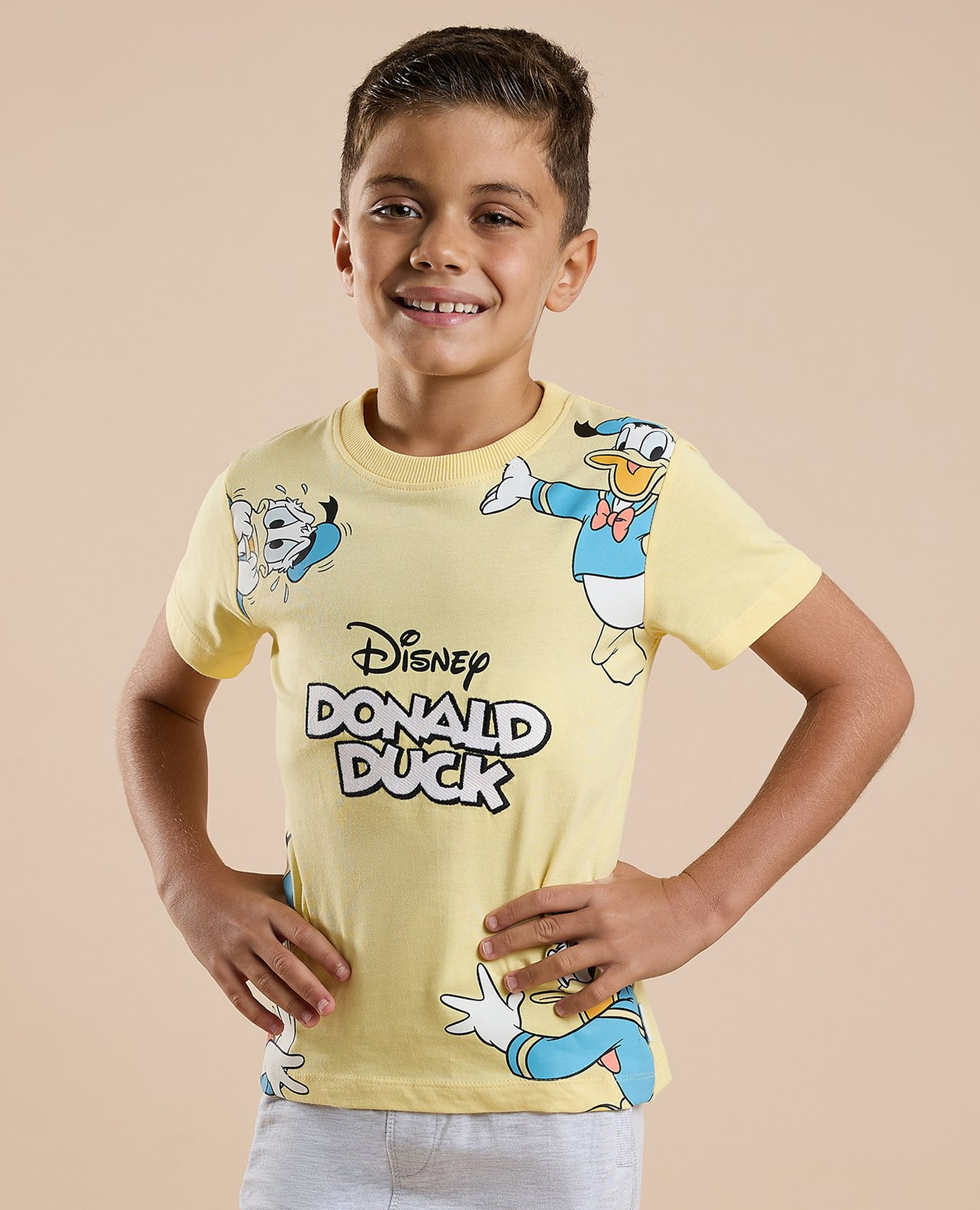 تيشيرت بياقة مستديرة وكم قصير وطبعة دونالد داك