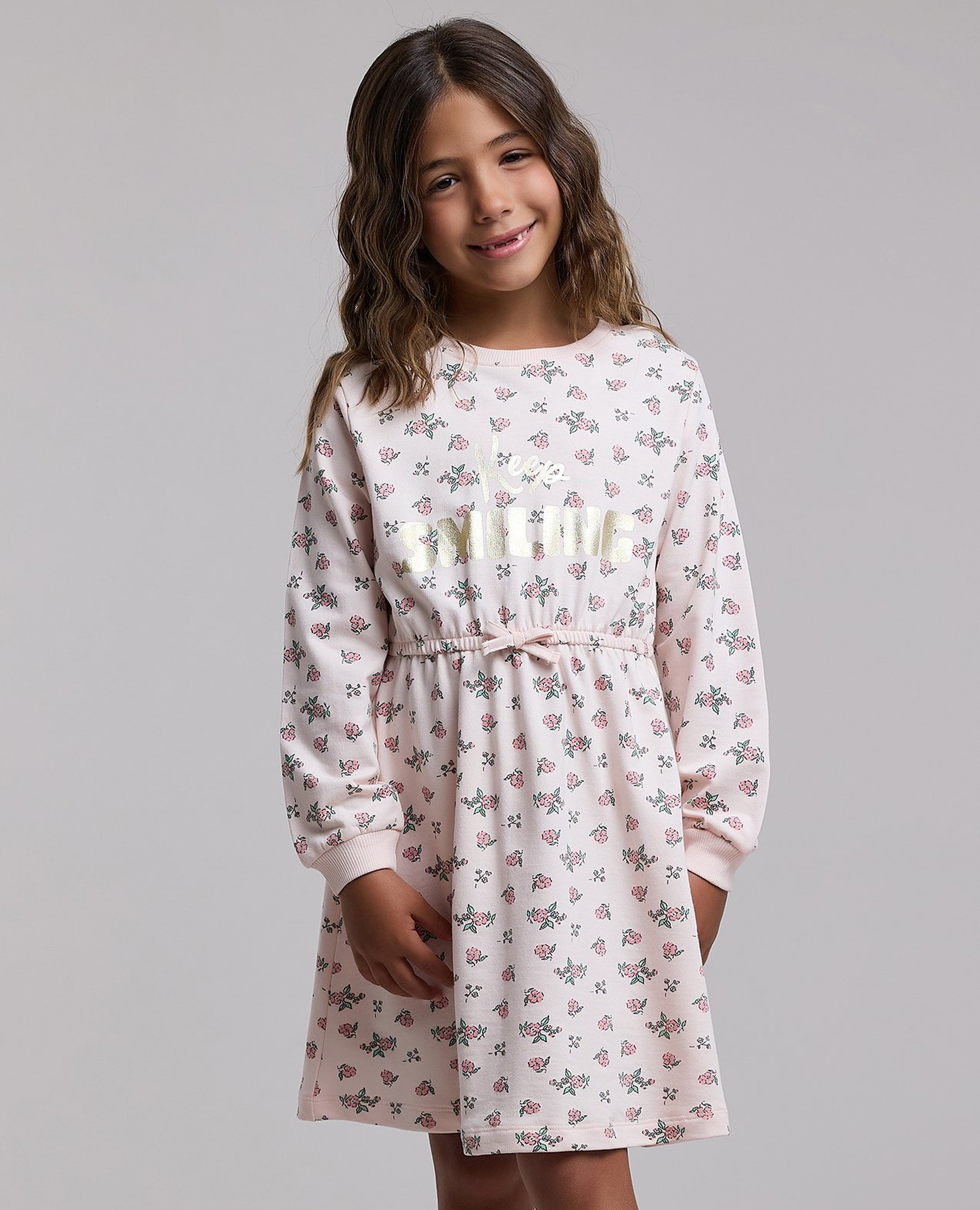 فستان محبوك برقبة مستديرة وكم طويل