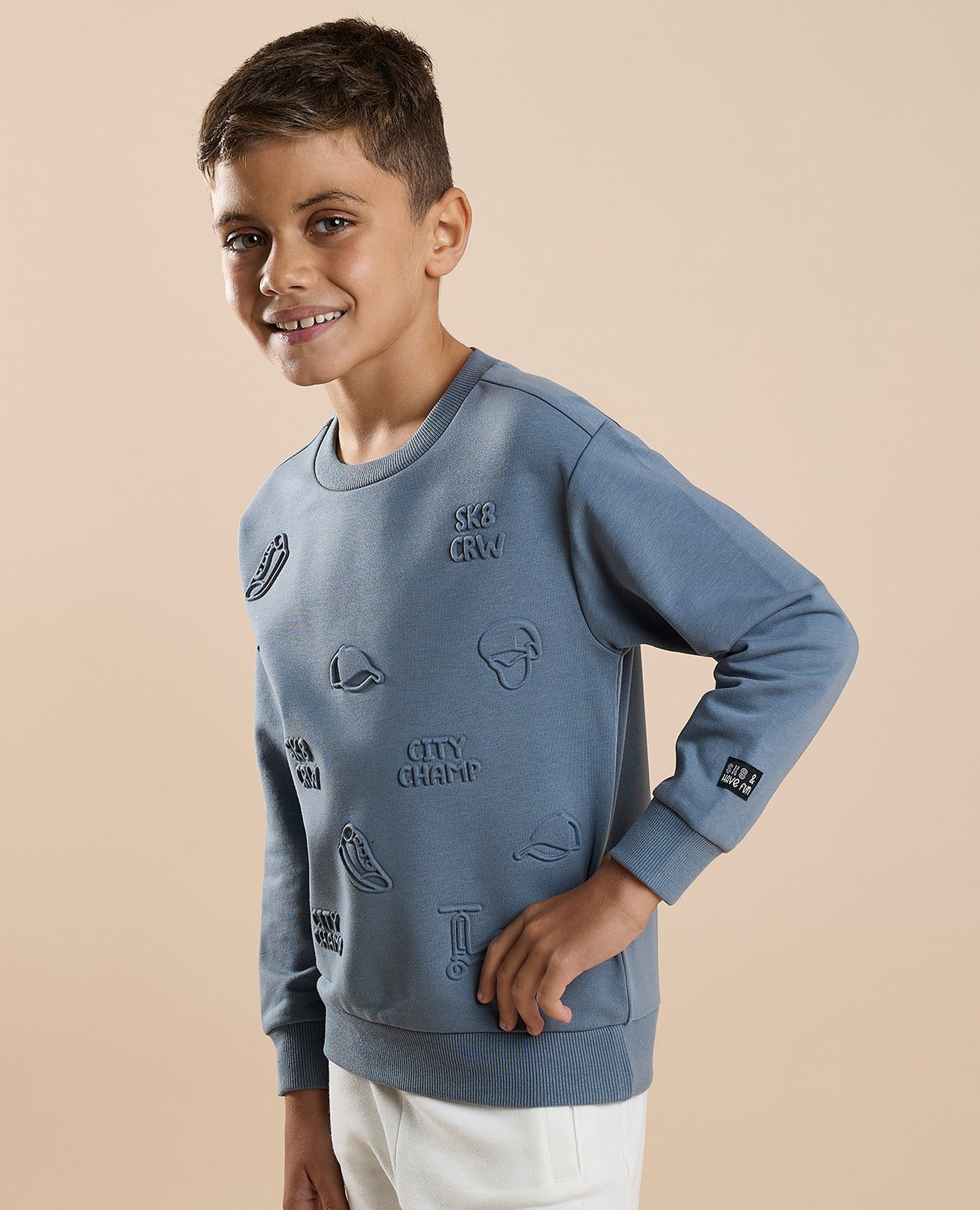 سويتشيرت بياقة مستديرة وكم طويل