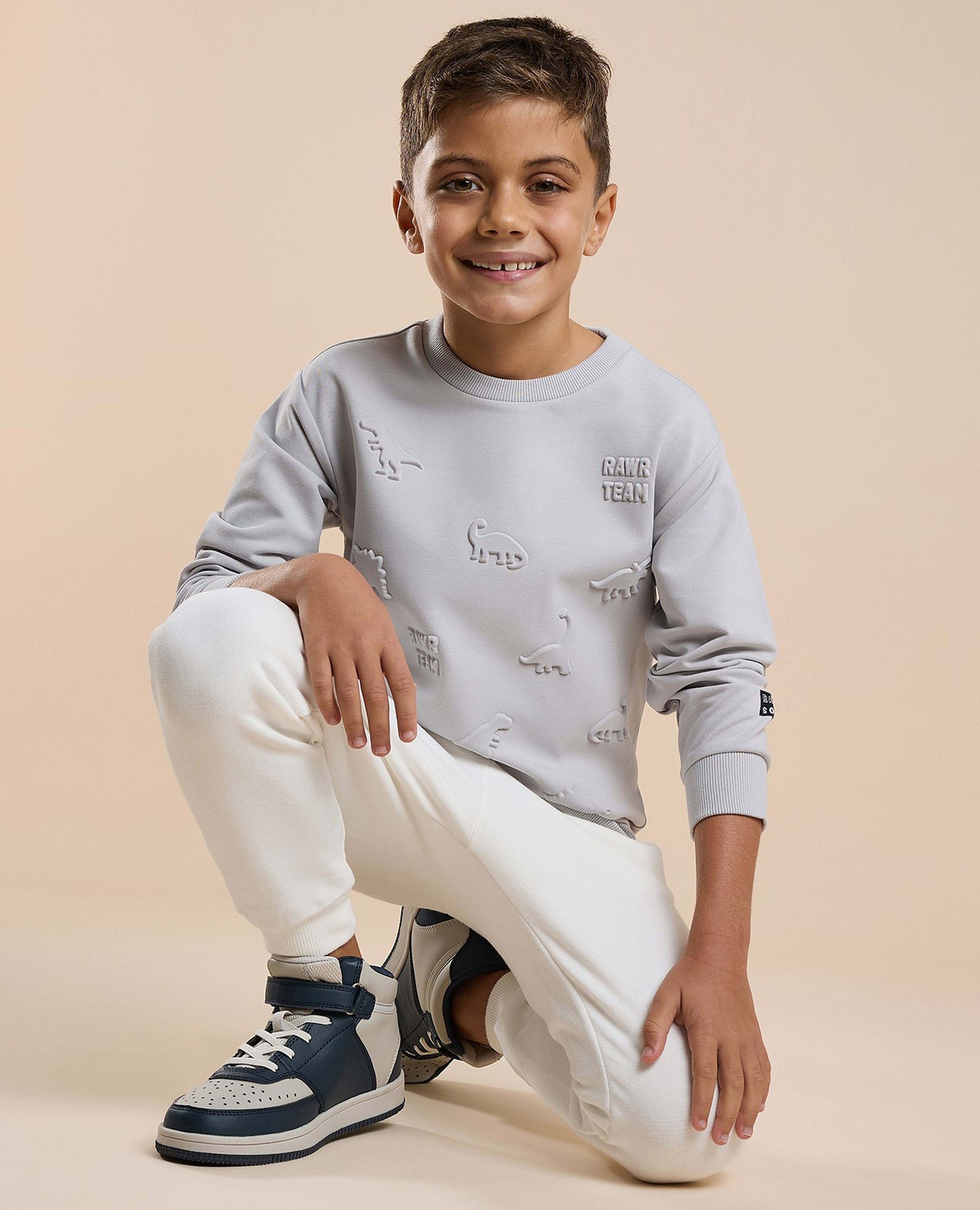 سويتشيرت بياقة مستديرة وكم طويل