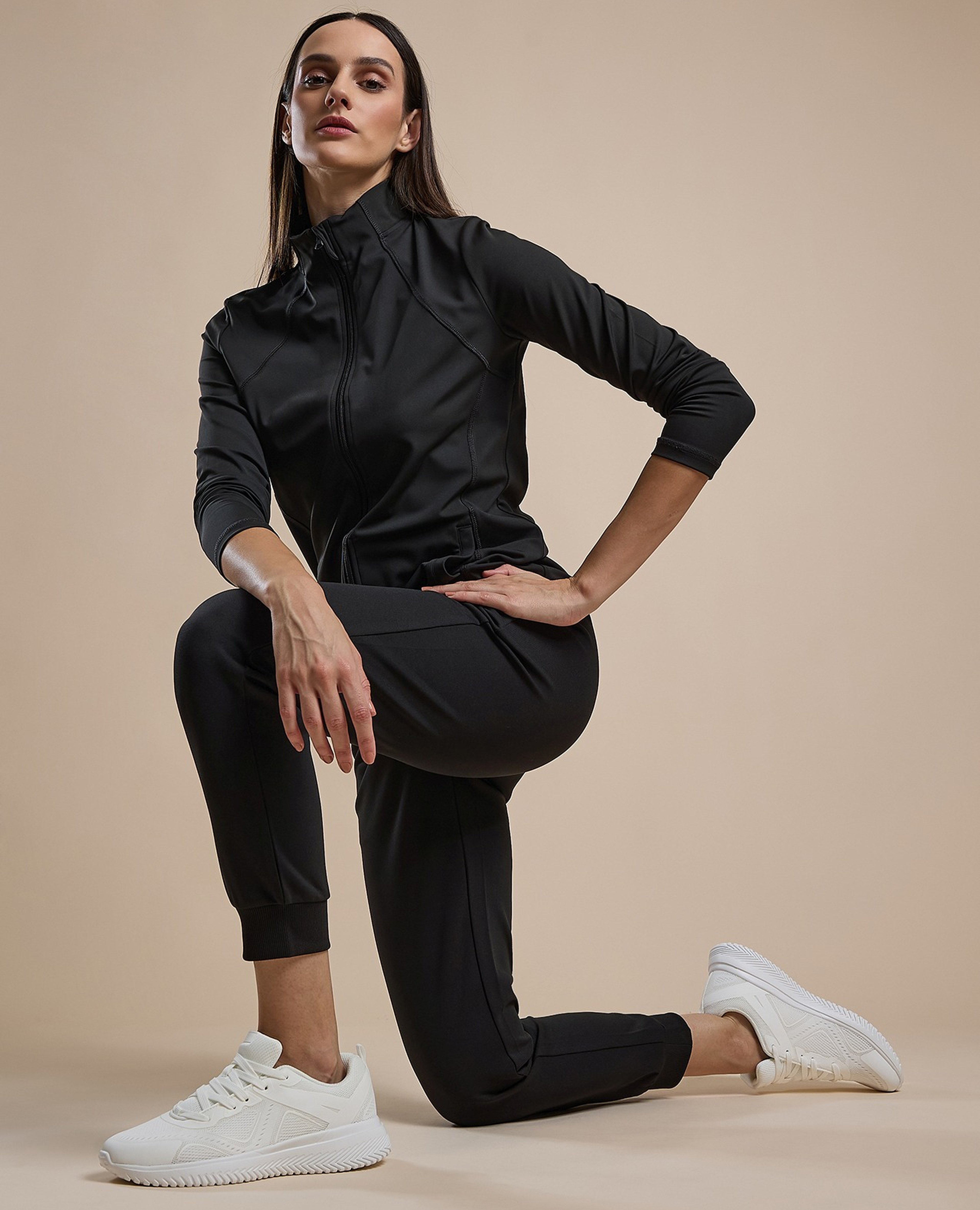 جوغر برباط على الخصر وشعار