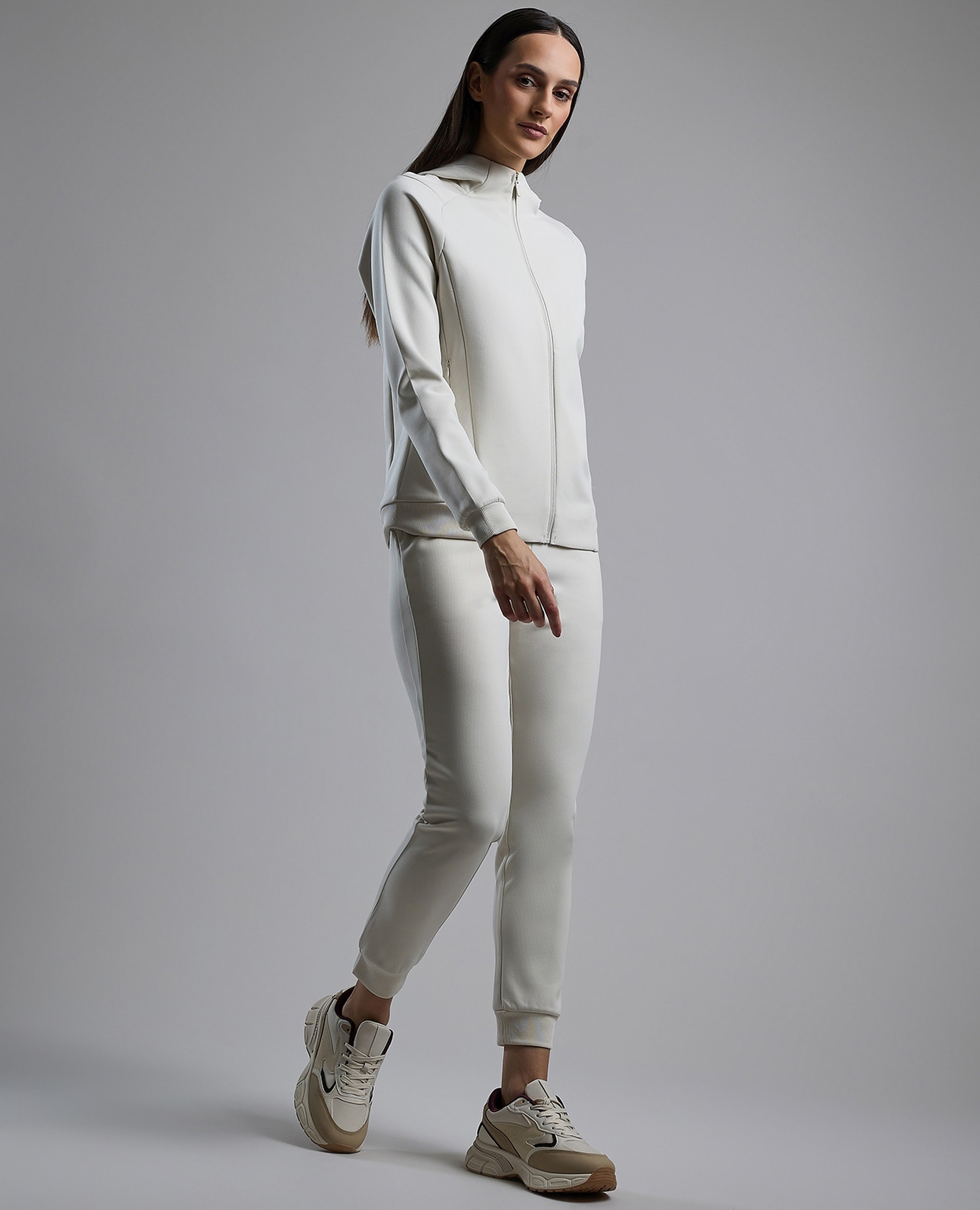 جوغر برباط على الخصر وشعار