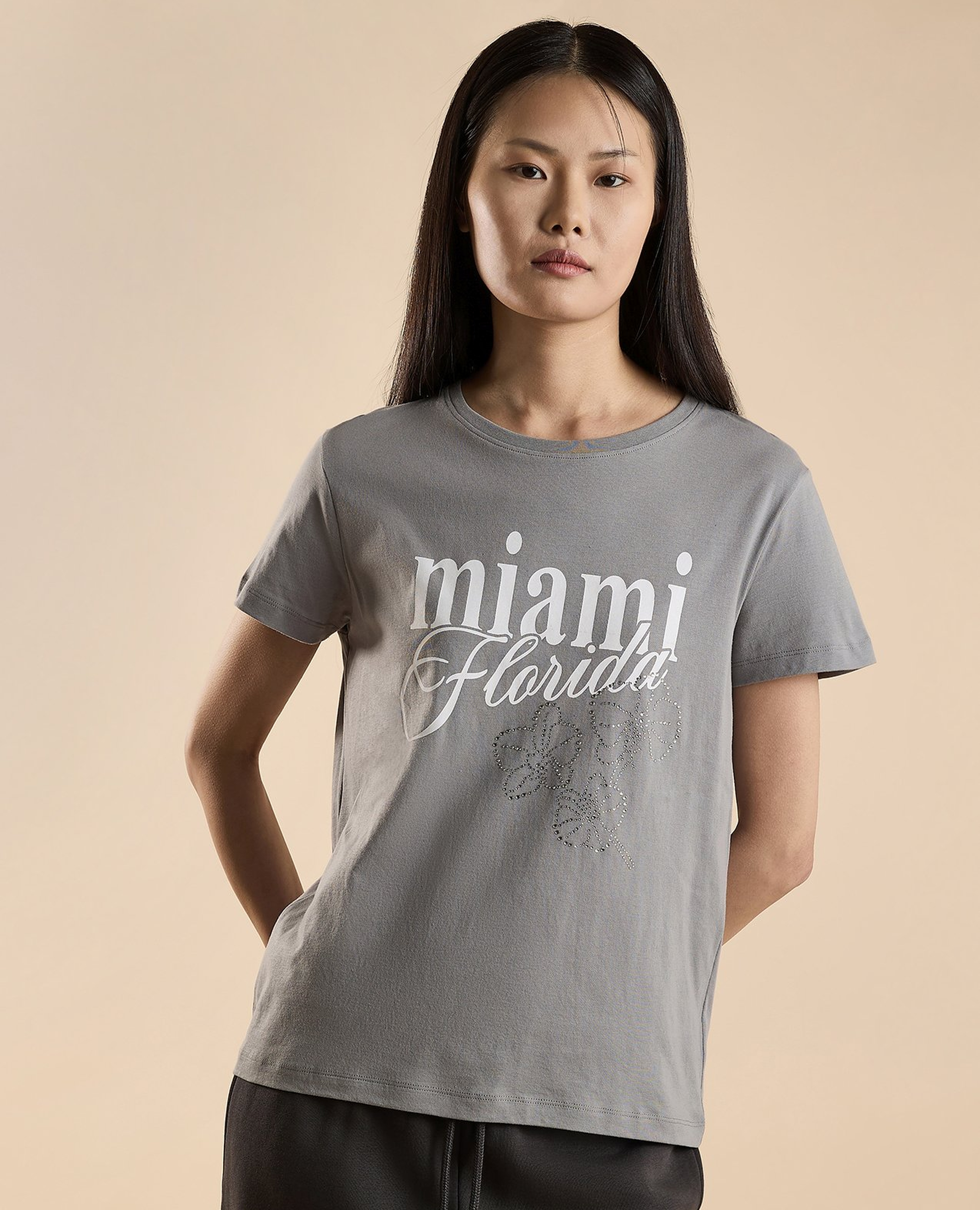 تيشيرت بياقة مستديرة وكم قصير وطبعة