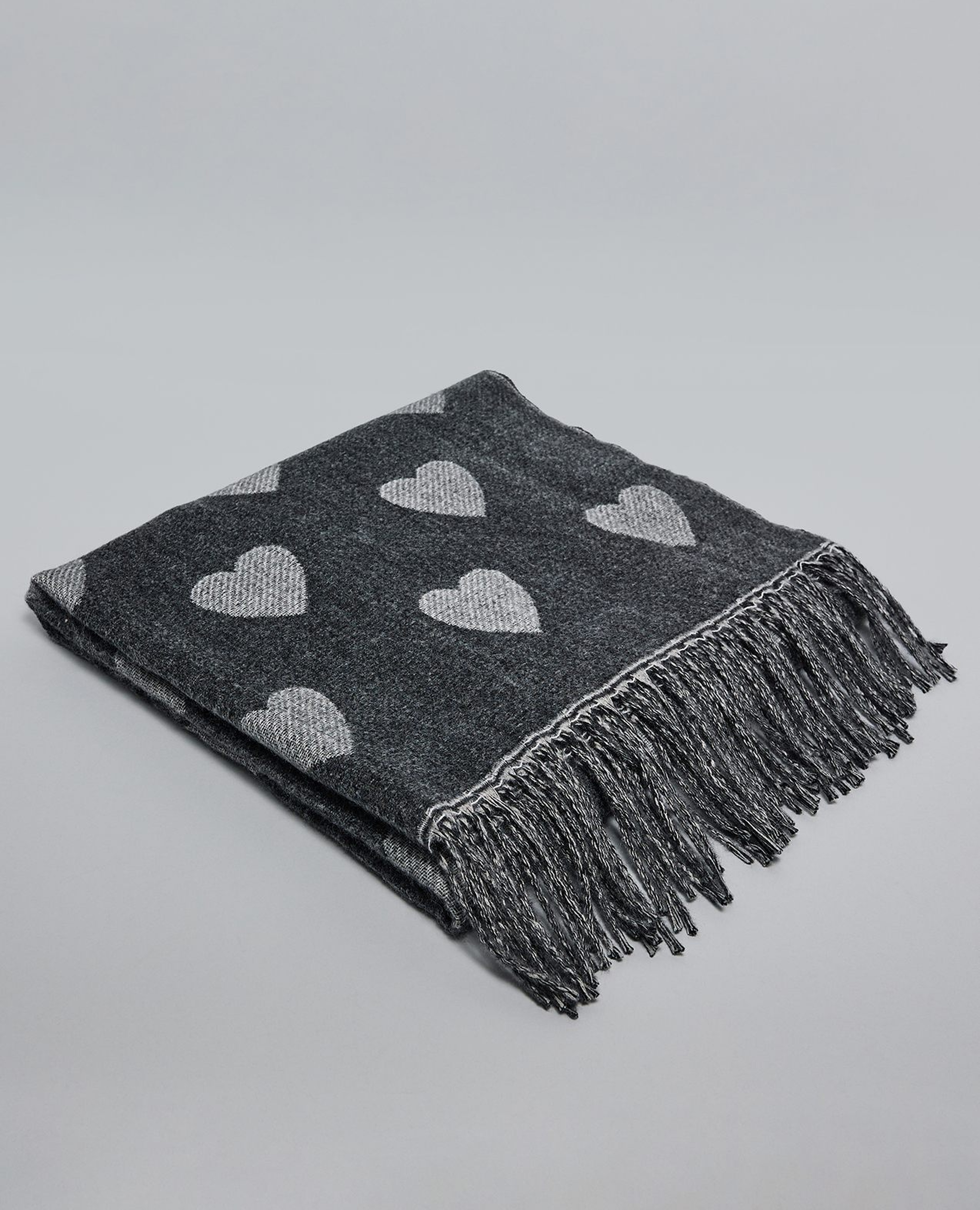 وشاح بنقشة قلوب