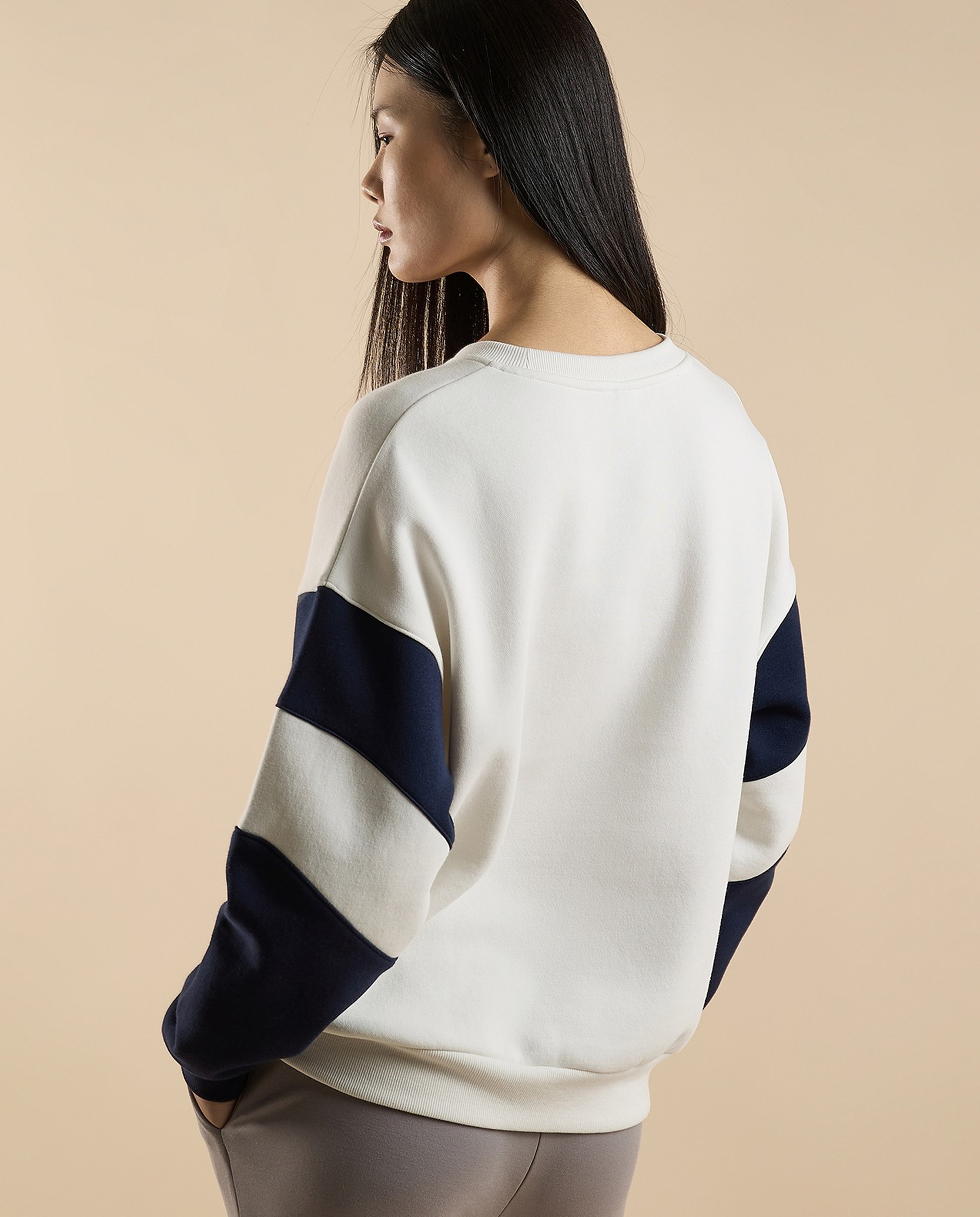 Color Block Sweatshirt with Crew Neck and Long Sleeves