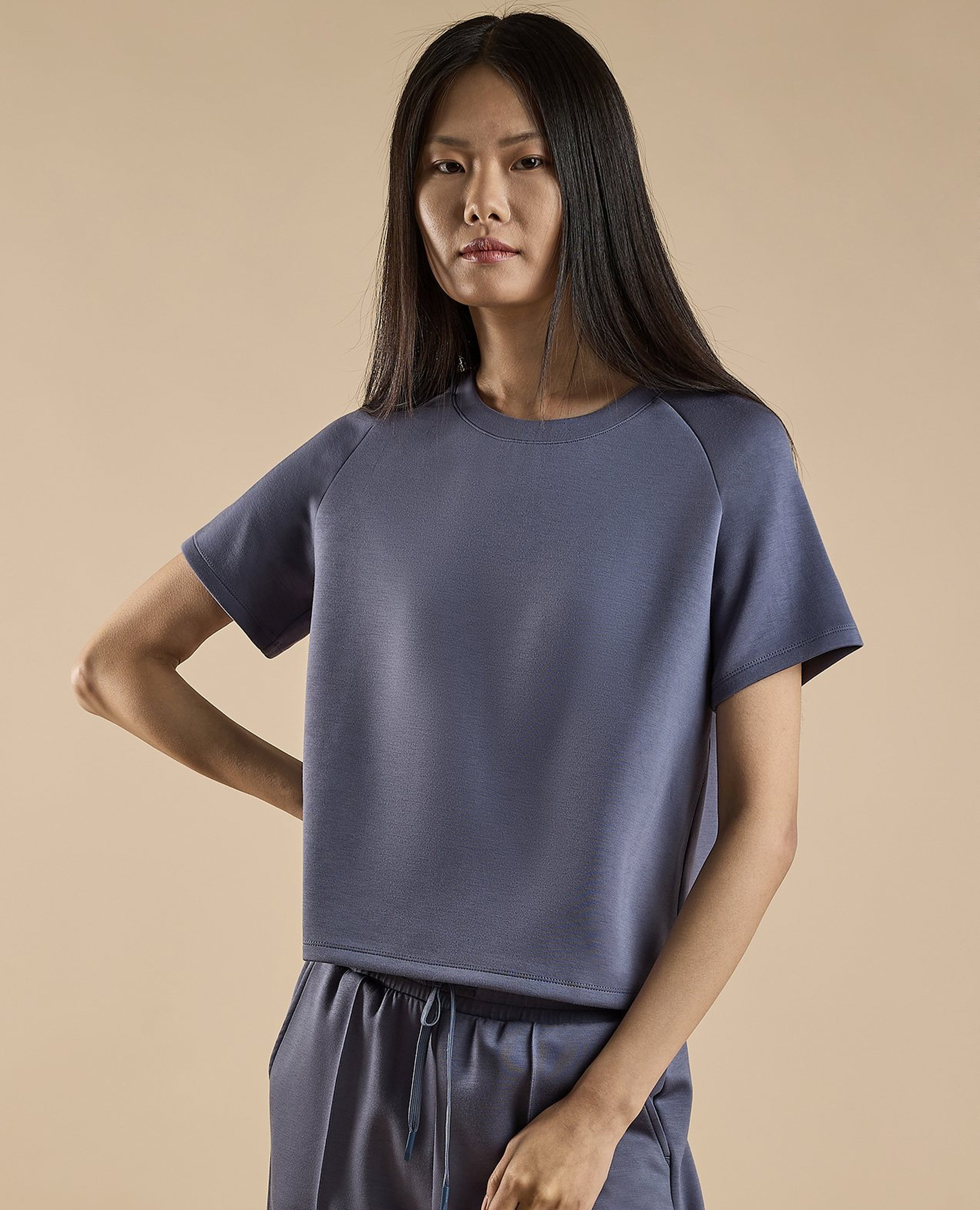 تيشيرت سادة بياقة مستديرة وكم راجلان