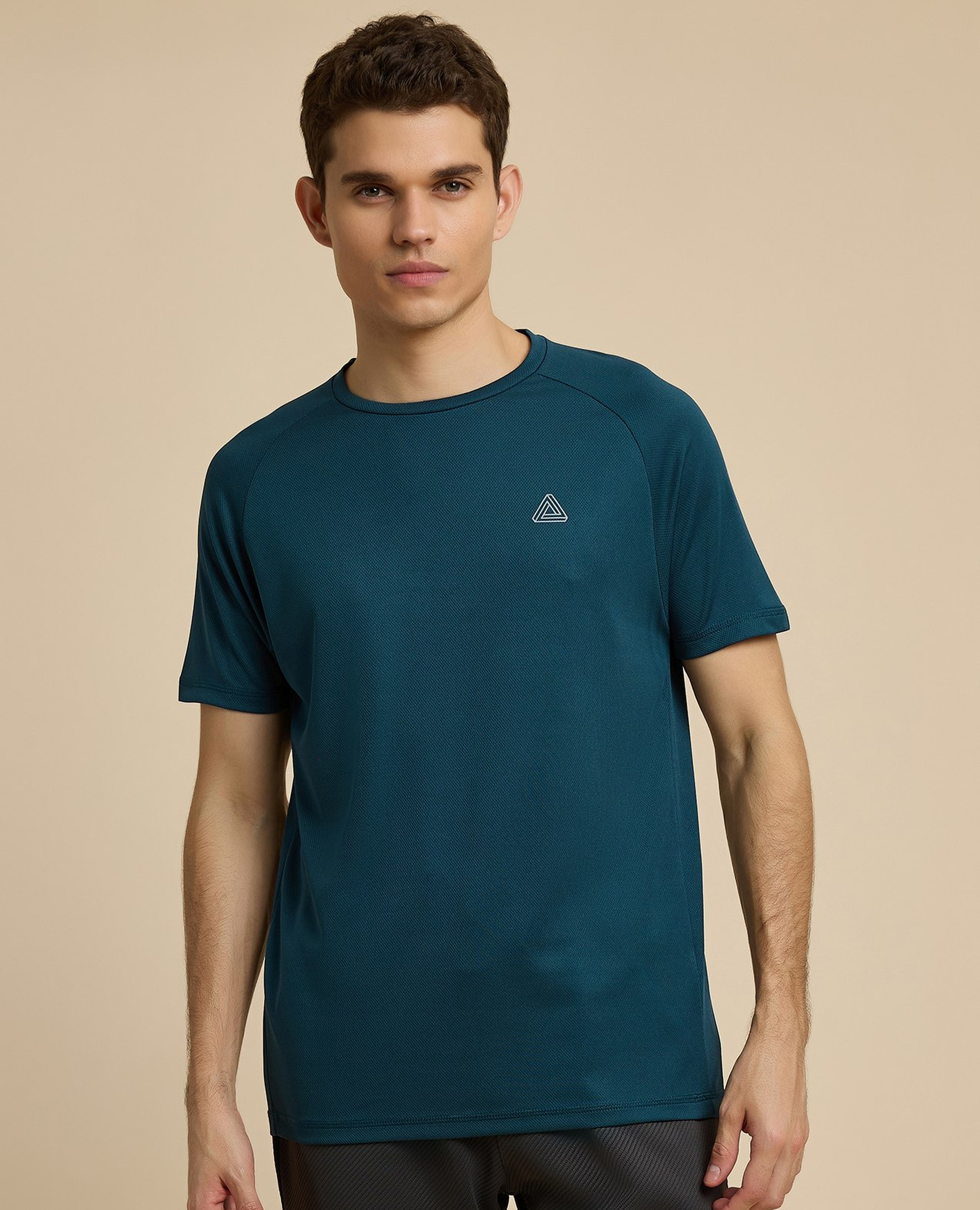 تيشيرت رياضة بياقة مستديرة وكم قصير