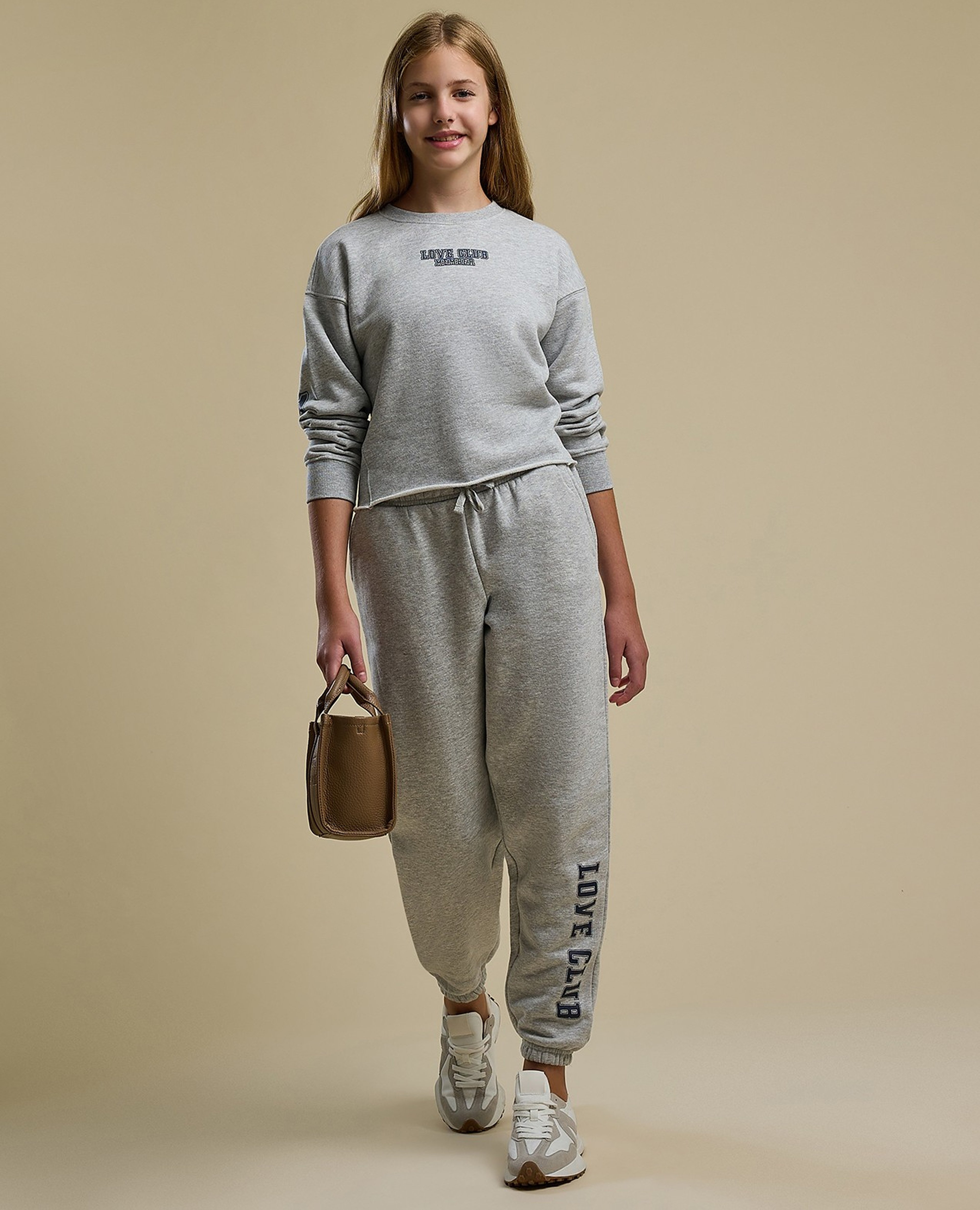 طقم بدلة رياضية بطبعة