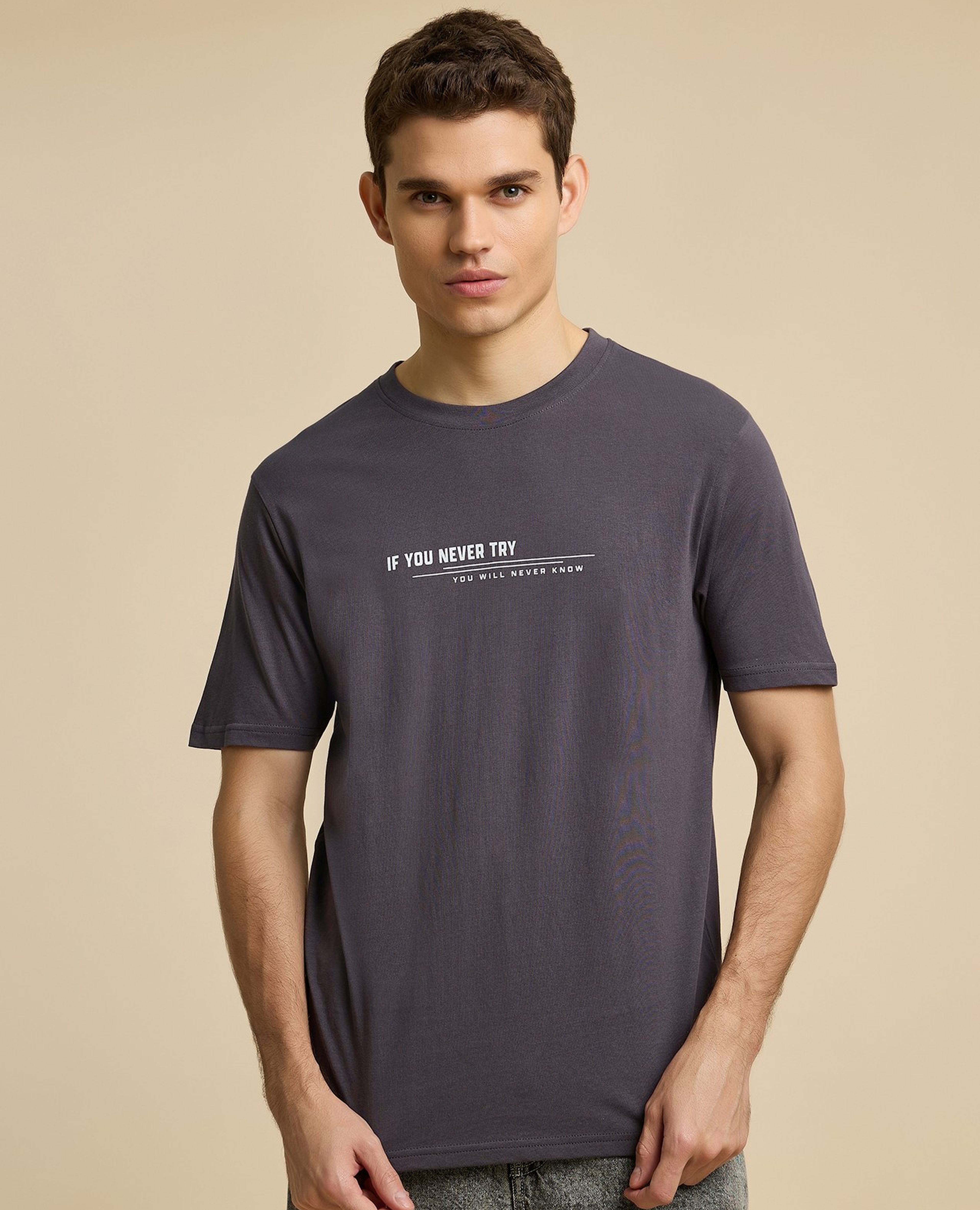 تيشيرت بياقة مستديرة وكم قصير وطبعة