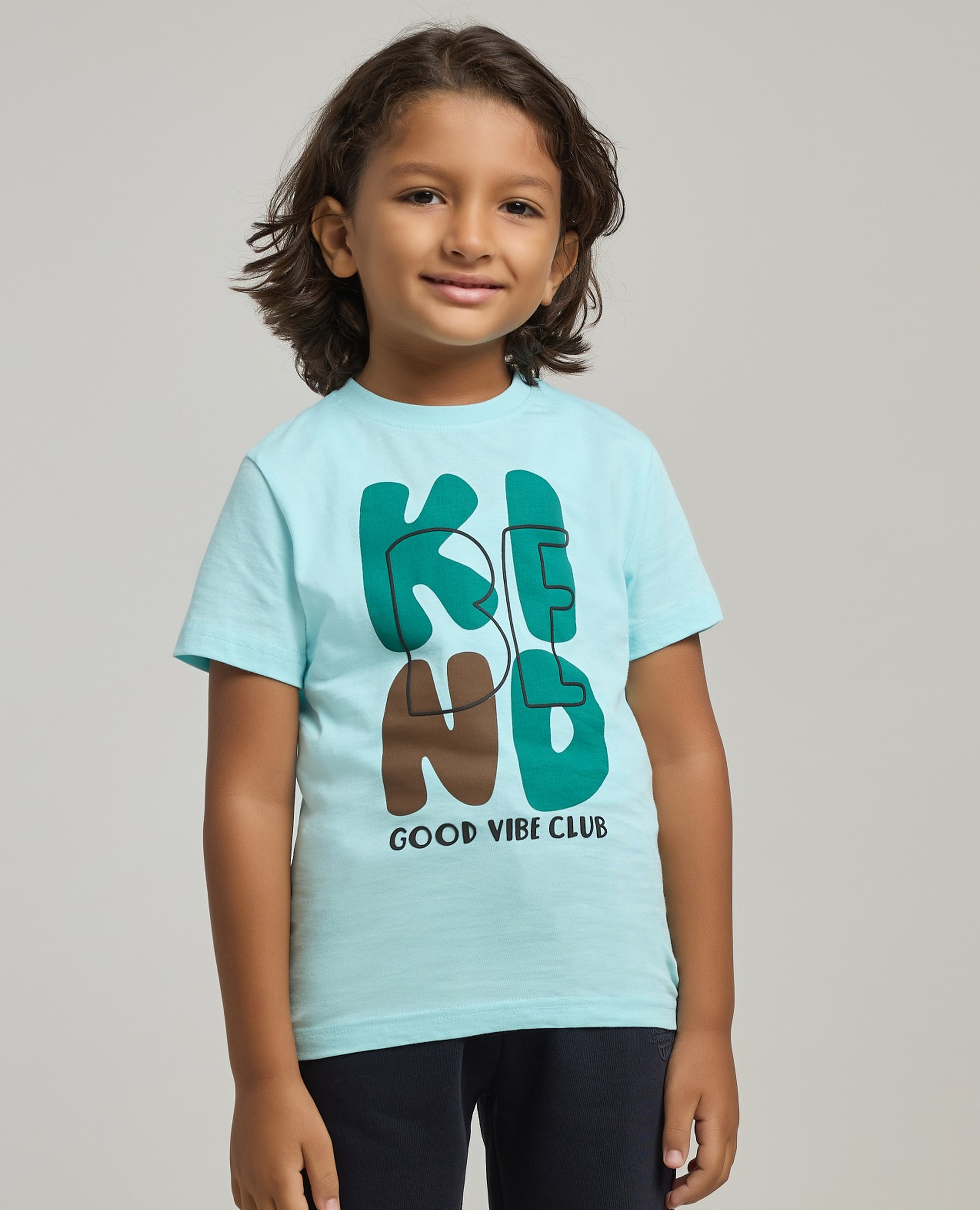 تيشيرت بطبعة وياقة مستديرة وكم قصير