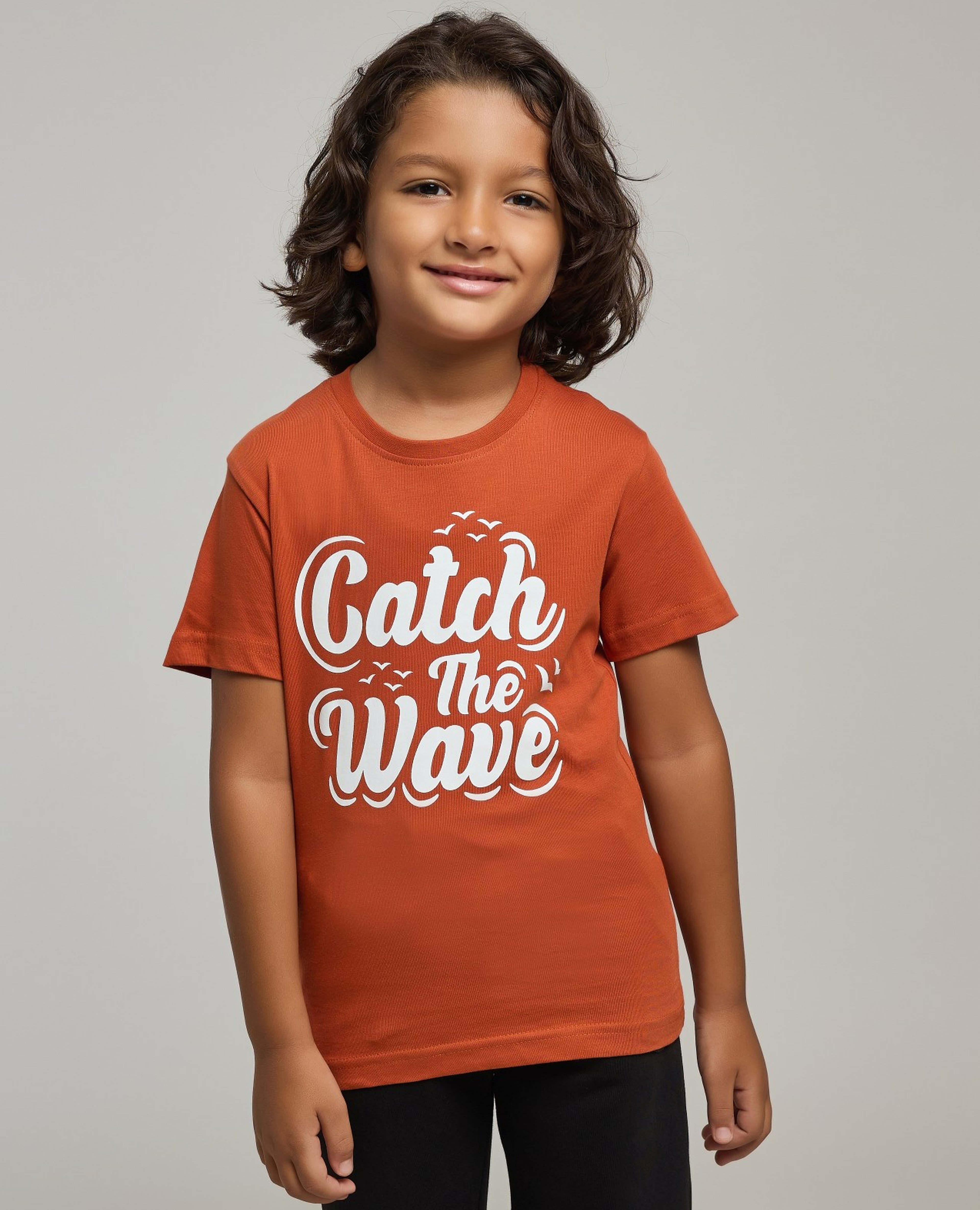 تيشيرت بطبعة وياقة مستديرة وكم قصير