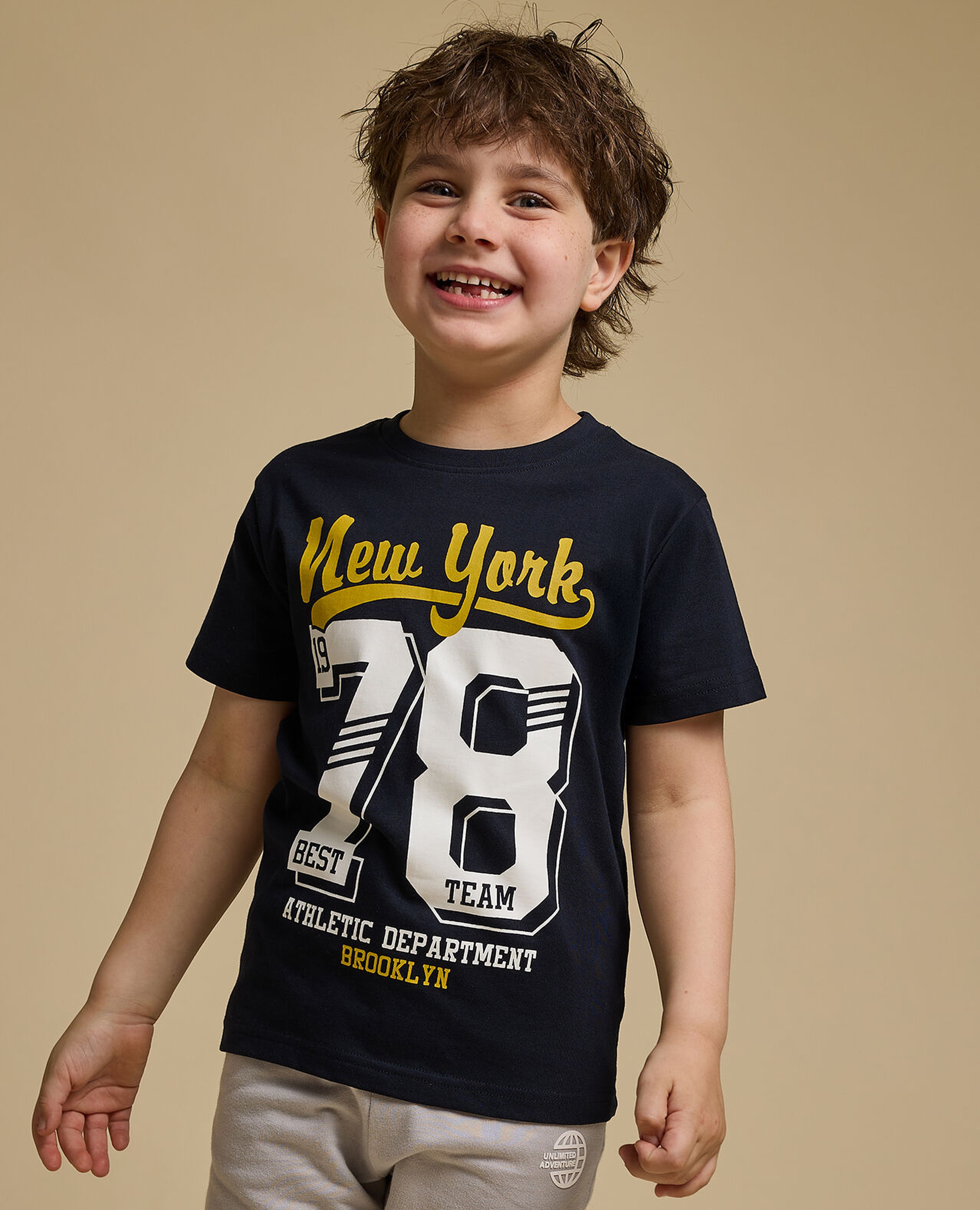 تيشيرت بطبعة جرافيك بياقة دائرية وأكمام قصيرة