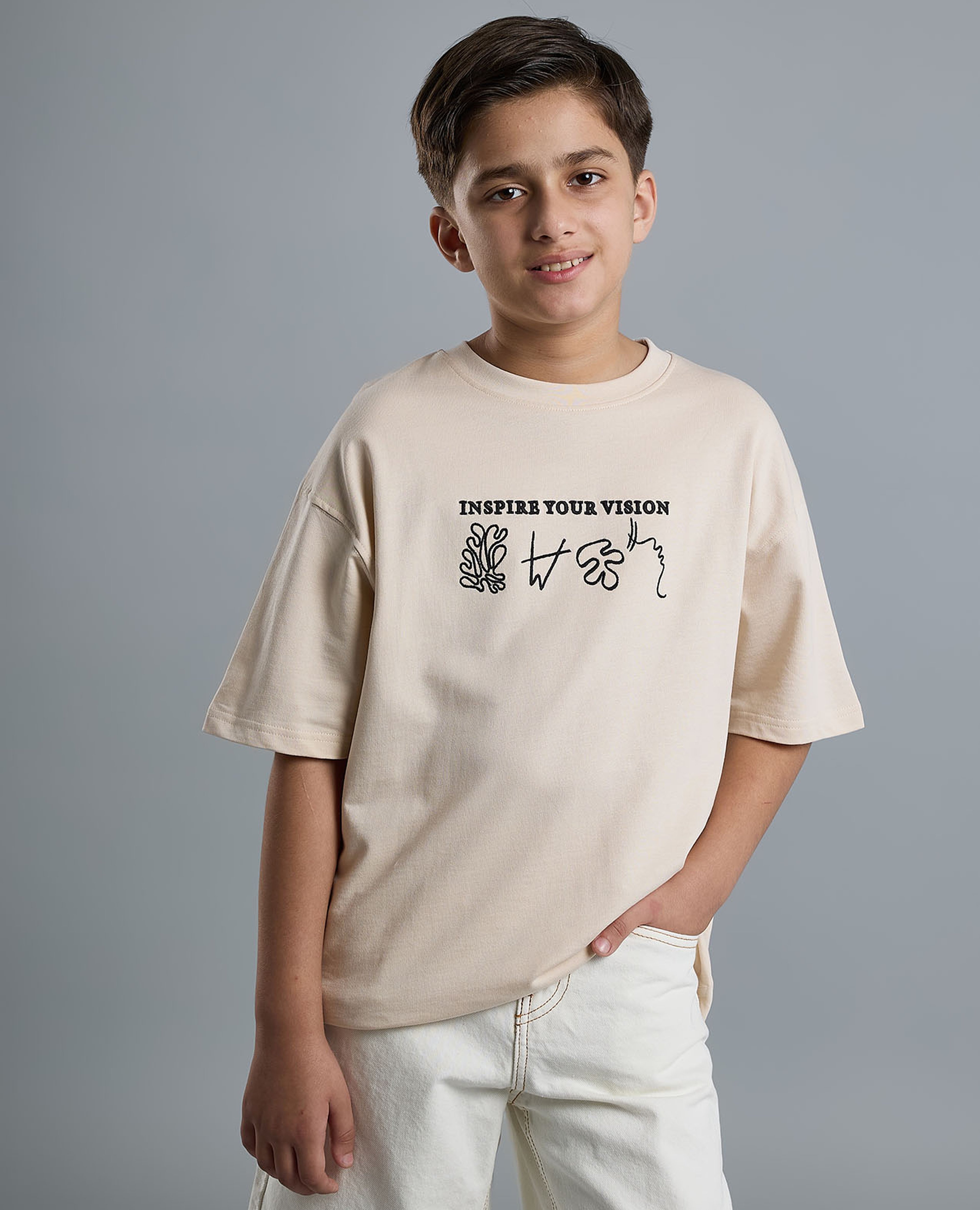 تيشيرت واسع بطبعة، بياقة مستديرة وأكمام قصيرة