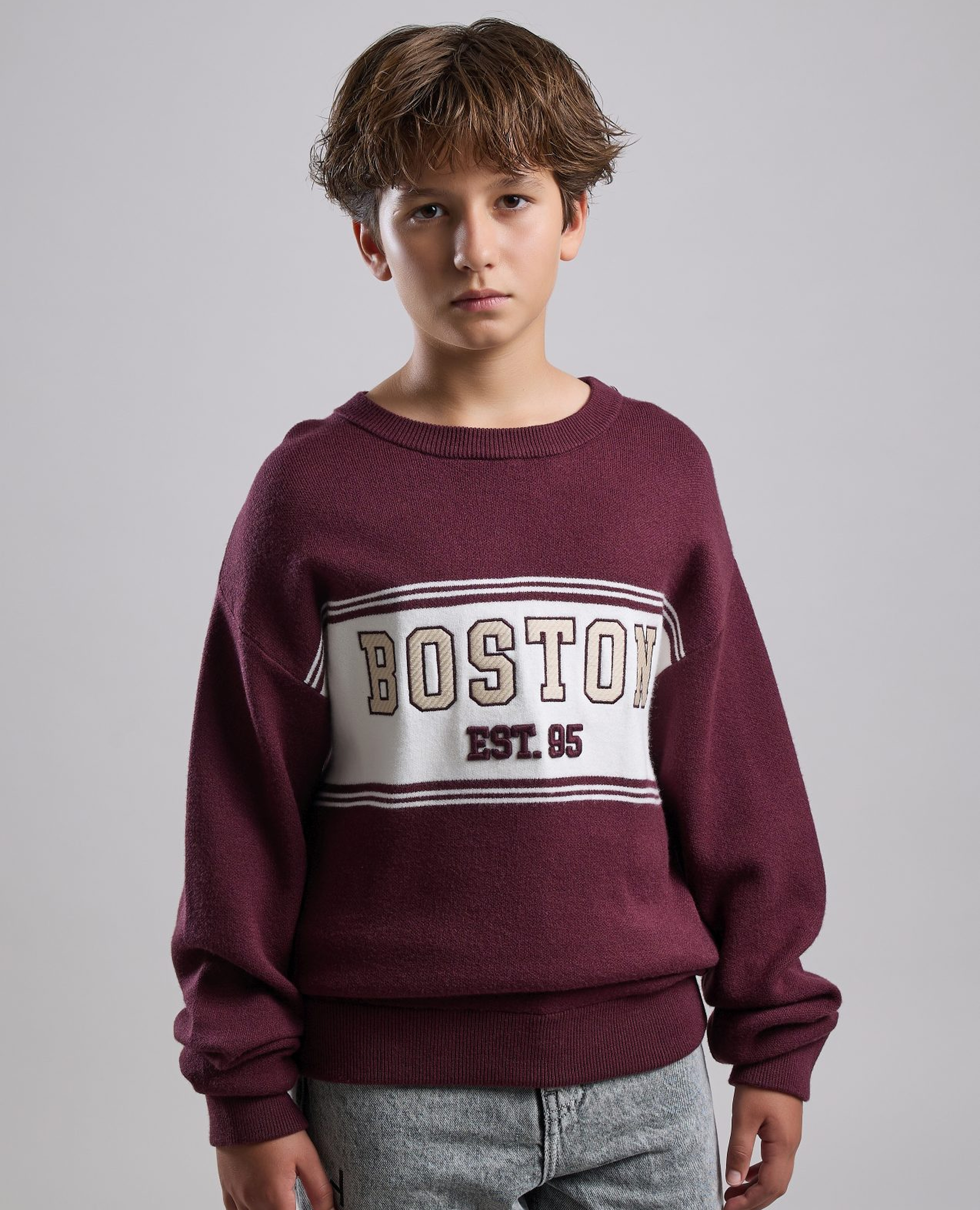 سترة بياقة مستديرة وكم طويل وتطريز