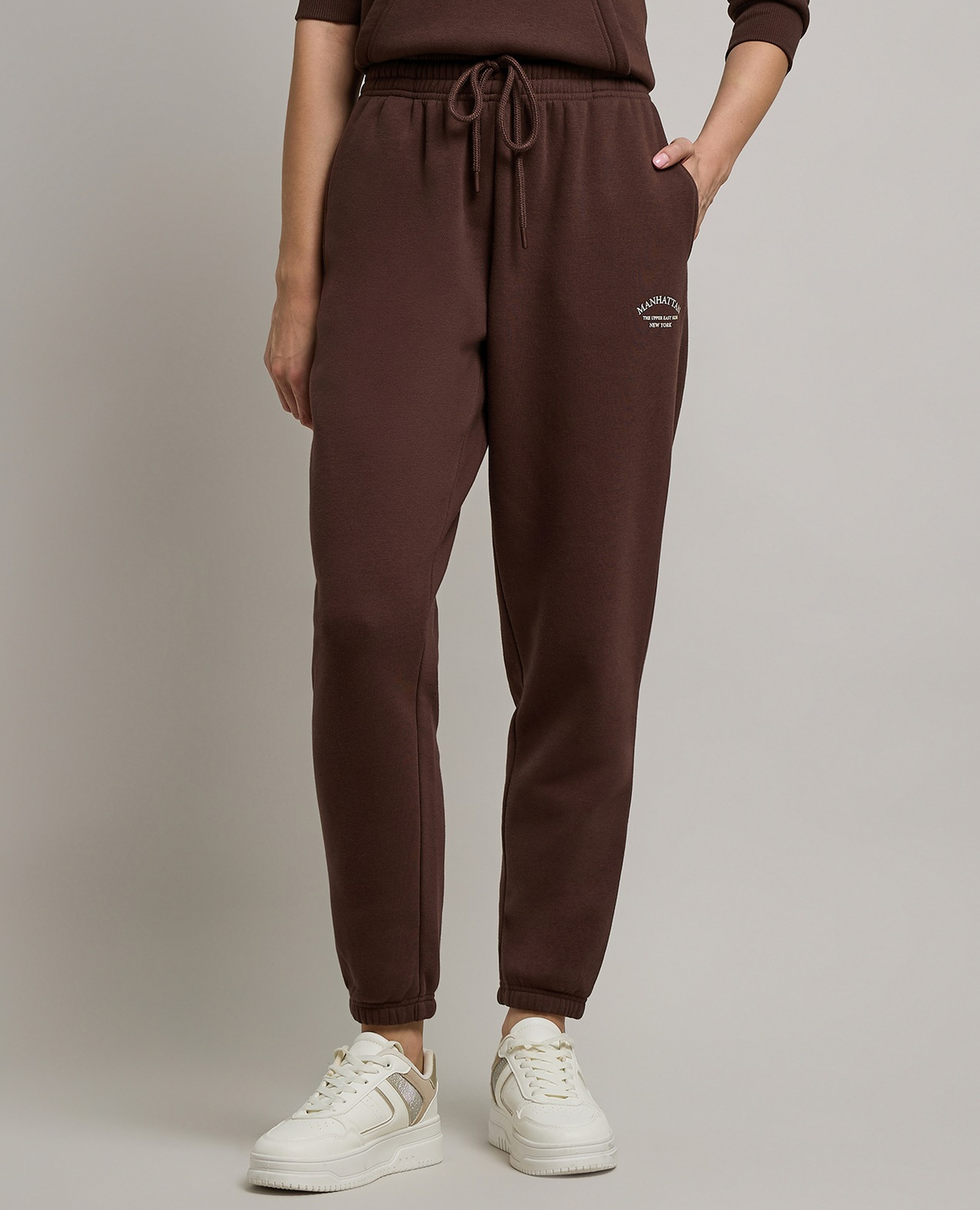 بنطال جوغر بطبعة ورباط