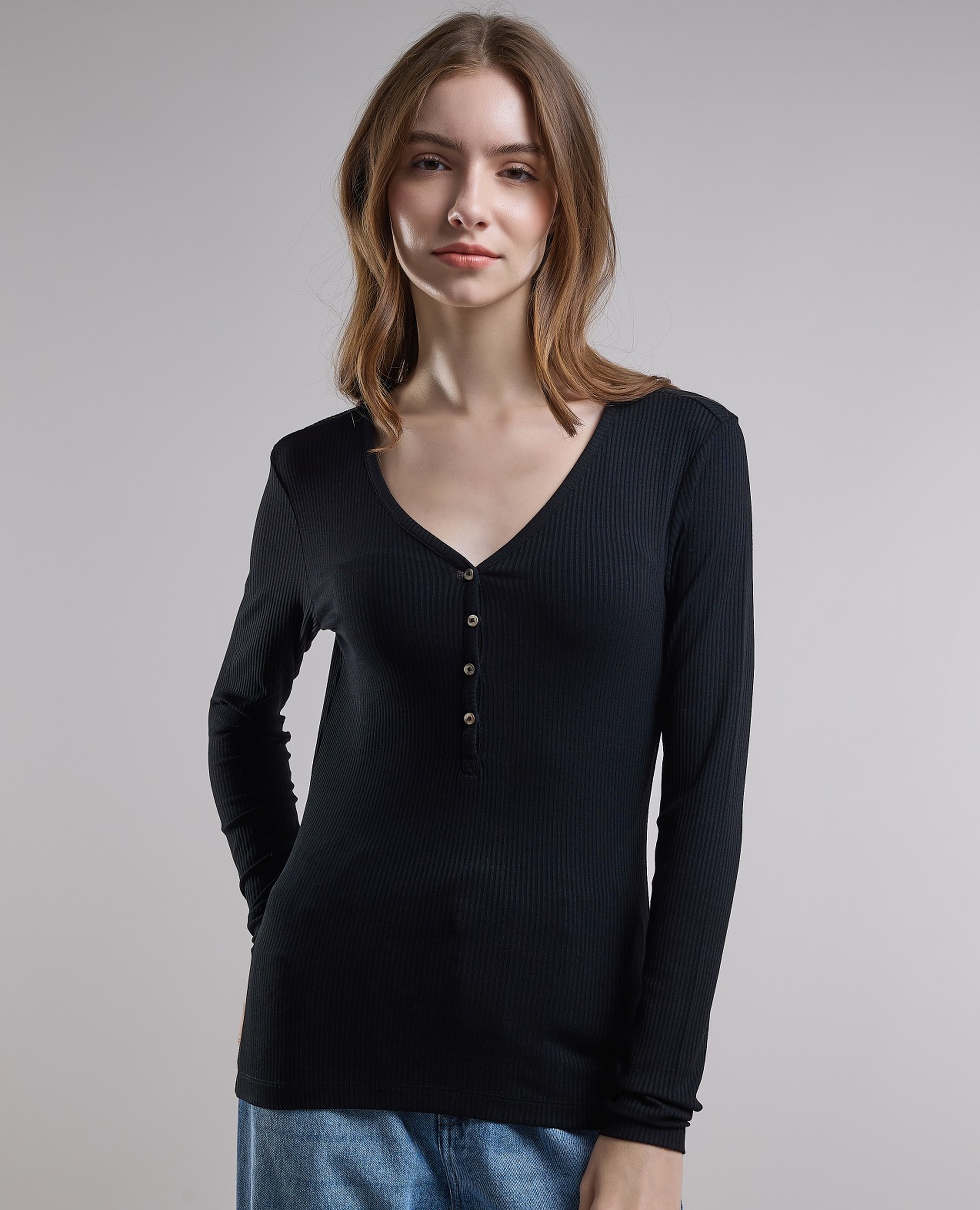 توب بياقة V وكم طويل