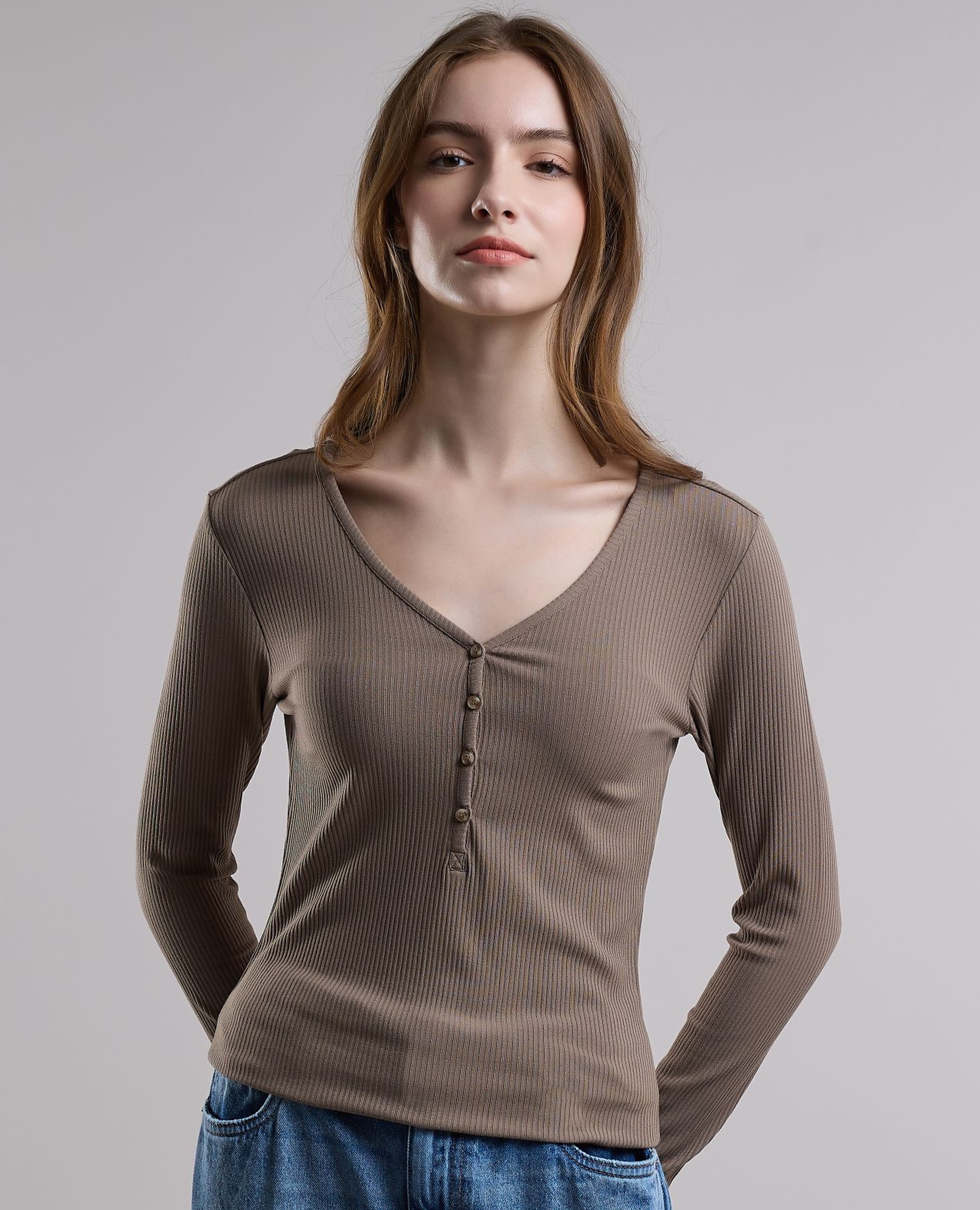 توب بياقة V وكم طويل