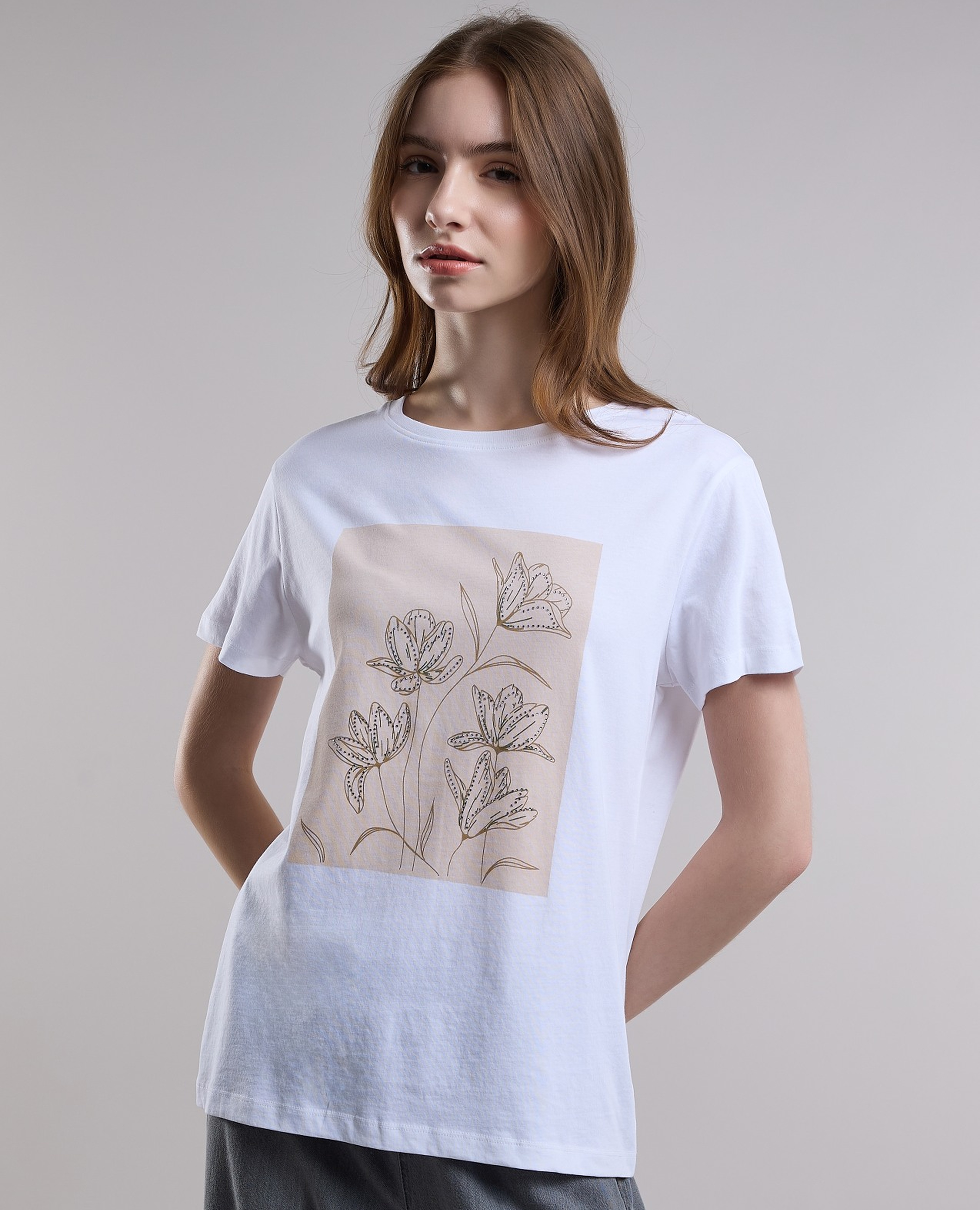 تيشيرت بياقة مستديرة وكم قصير