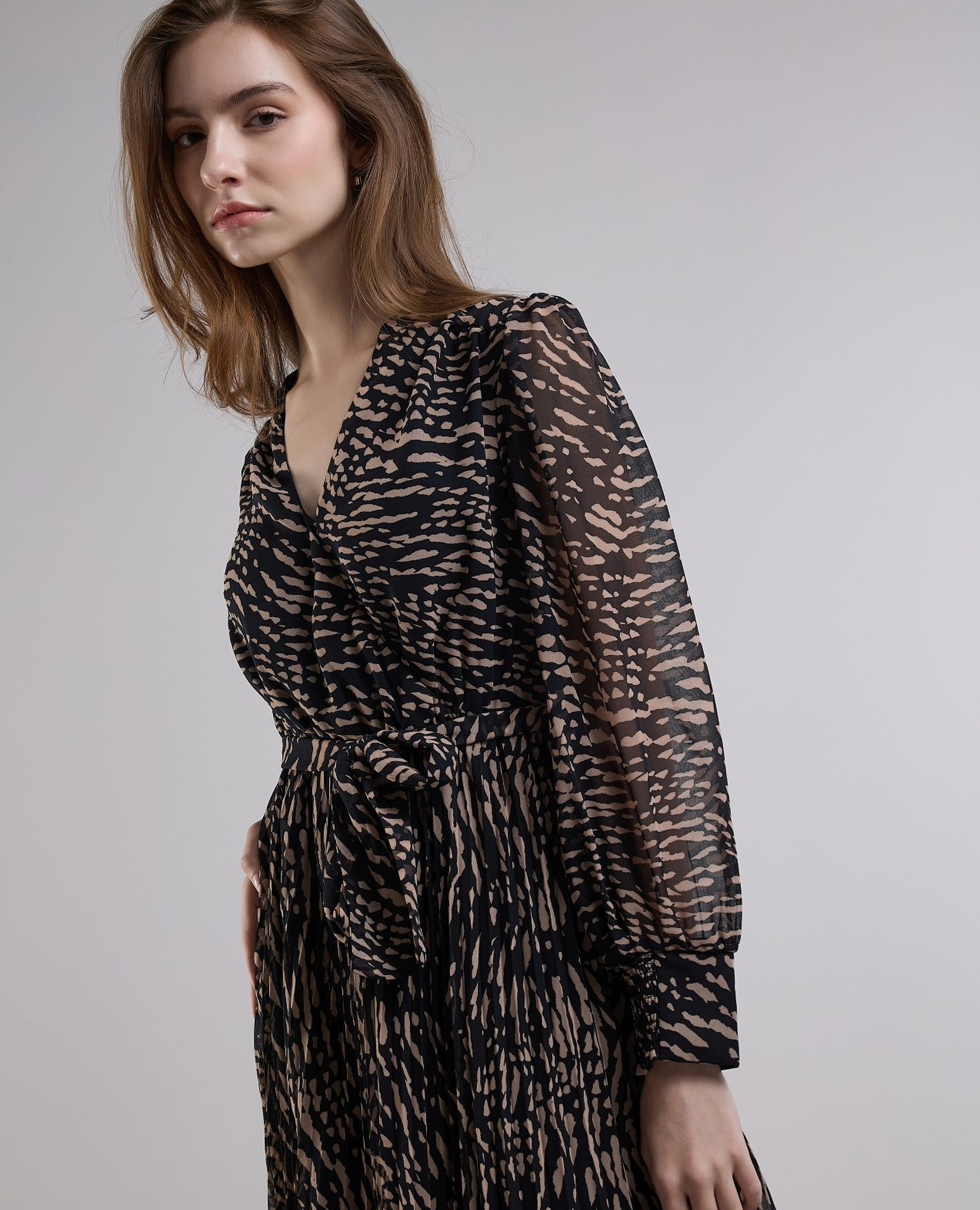 فستان فلير بياقة V وكم باف