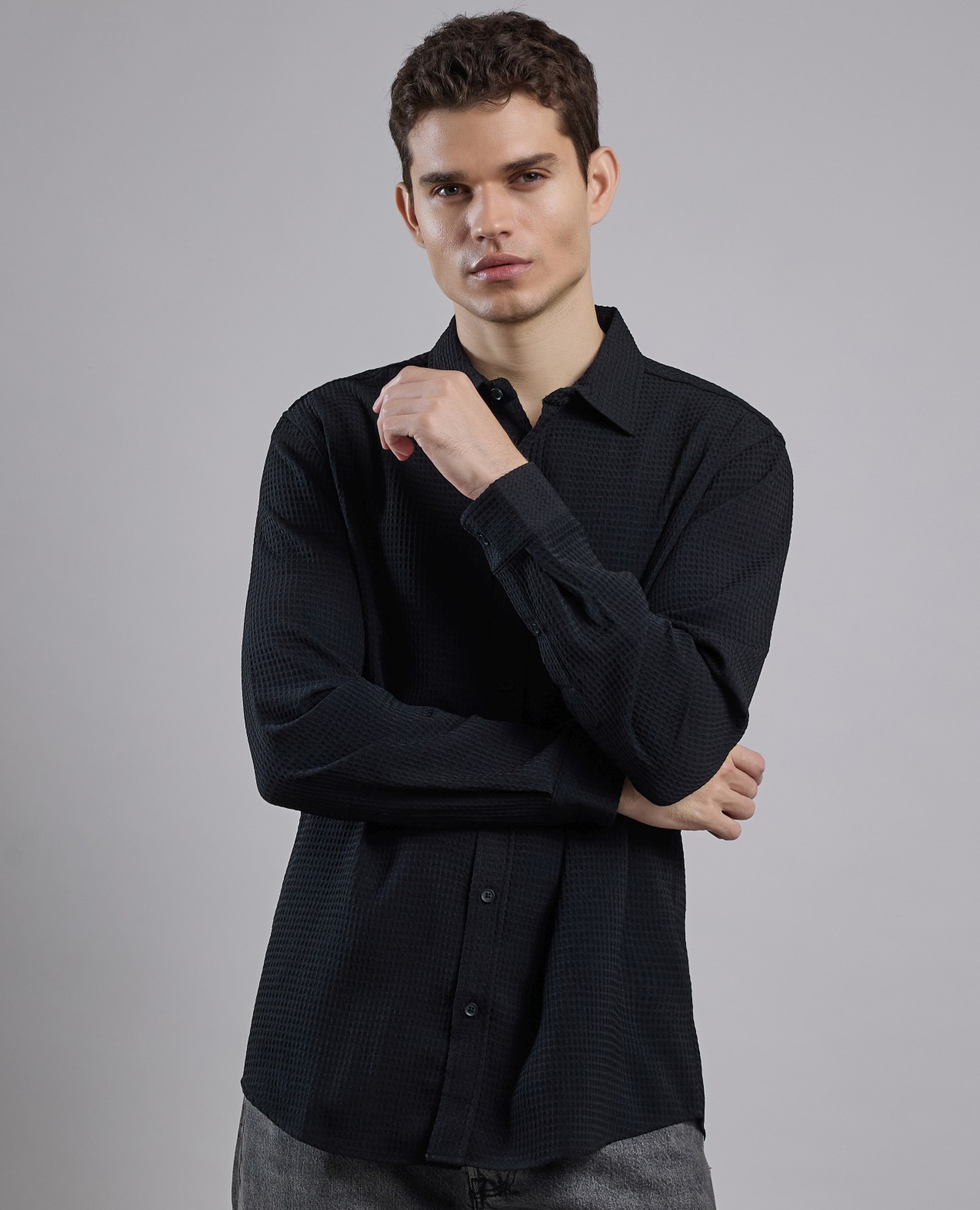 قميص بياقة كلاسيكية وكم طويل