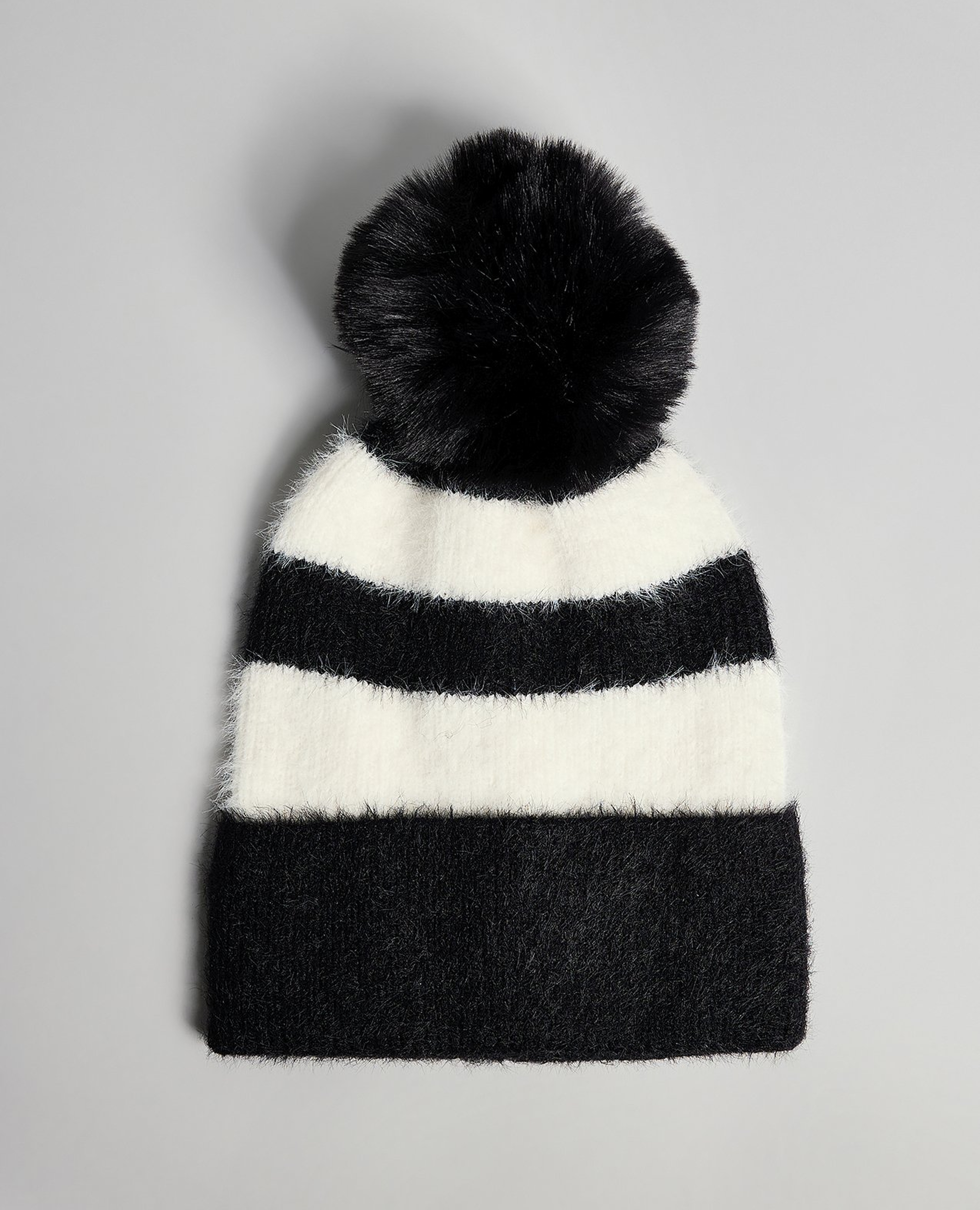 قبعة بيني مخططة