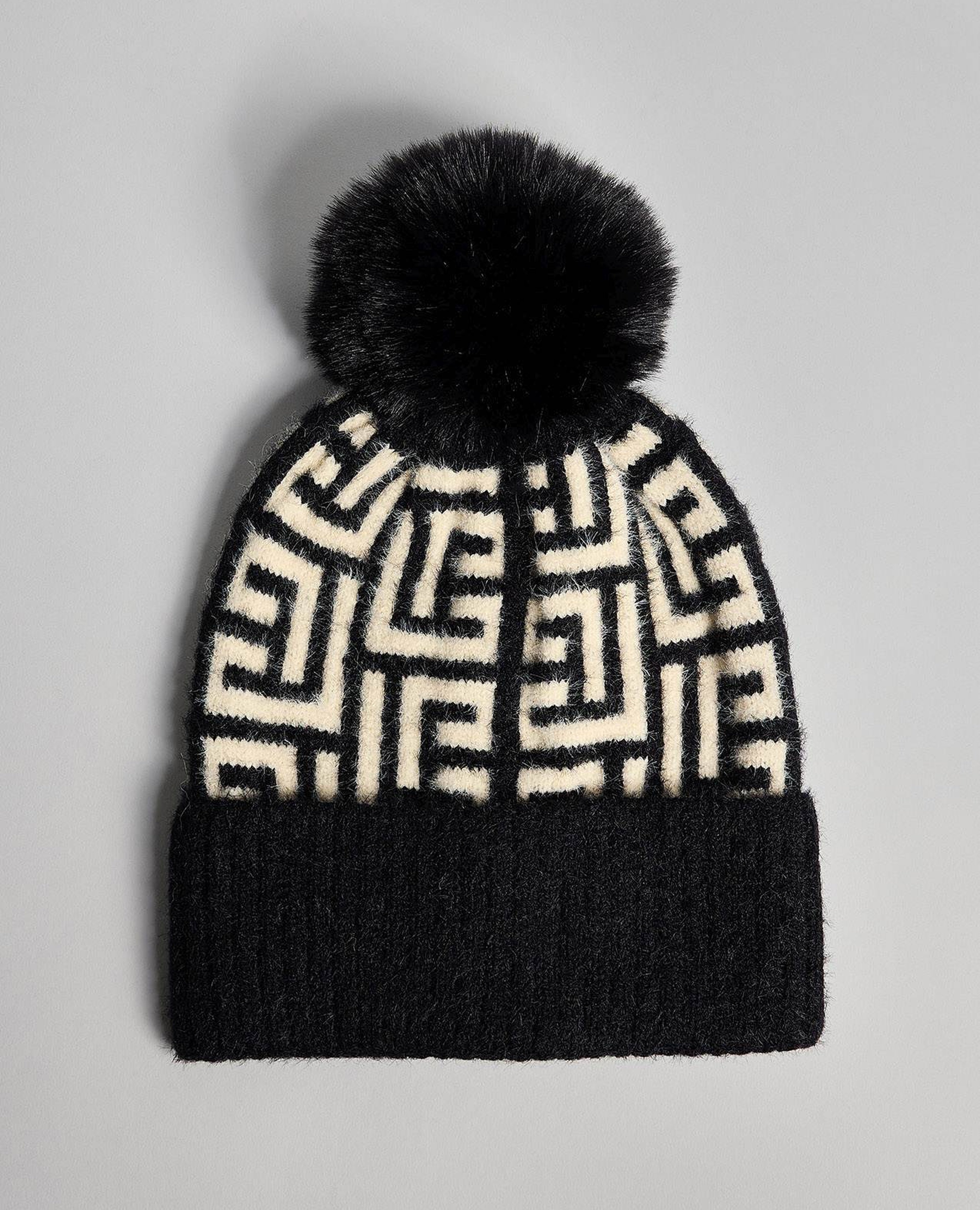 قبعة بيني مزينة ببوم بوم