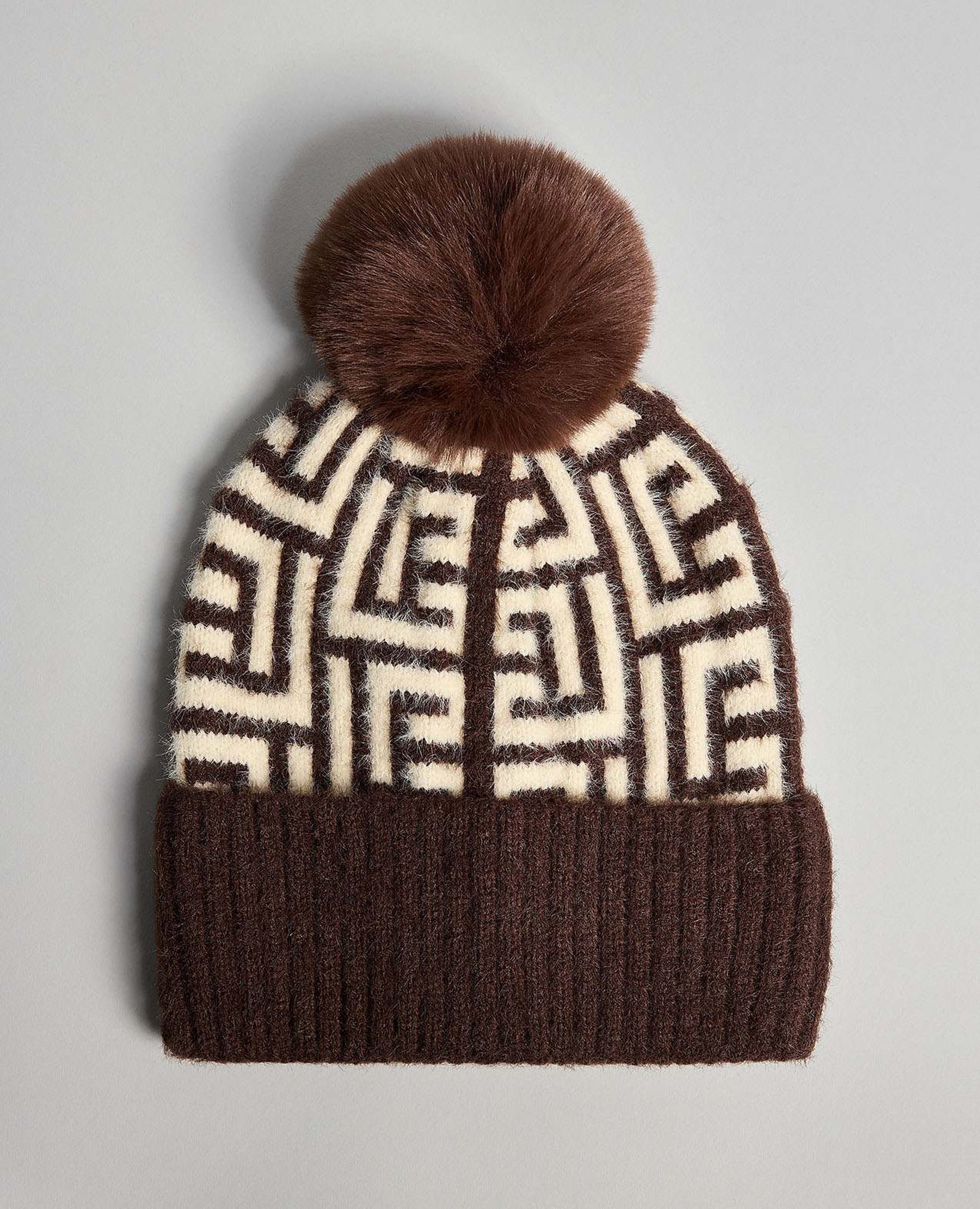 قبعة بيني مزينة ببوم بوم