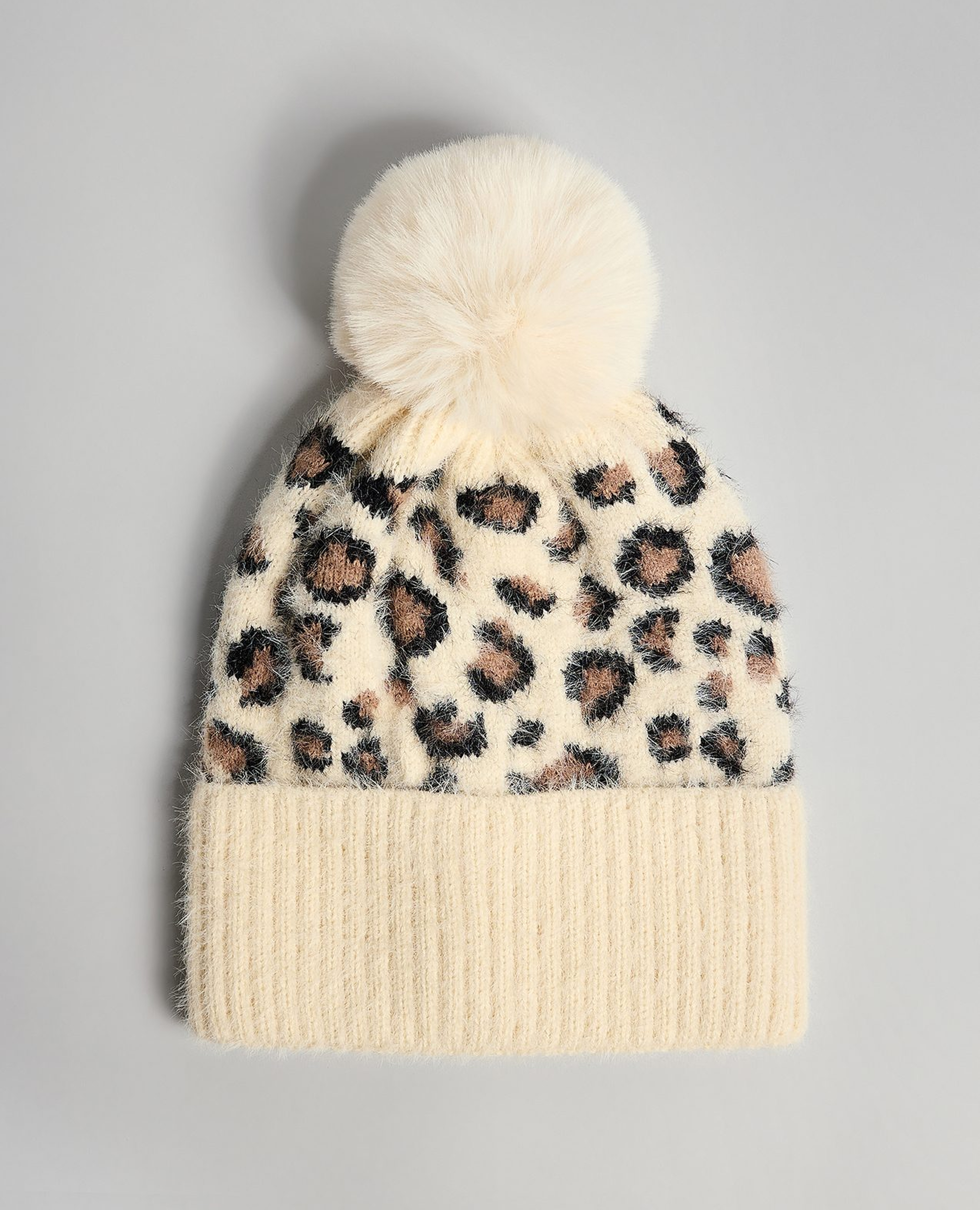 قبعة بيني مزينة ببوم بوم