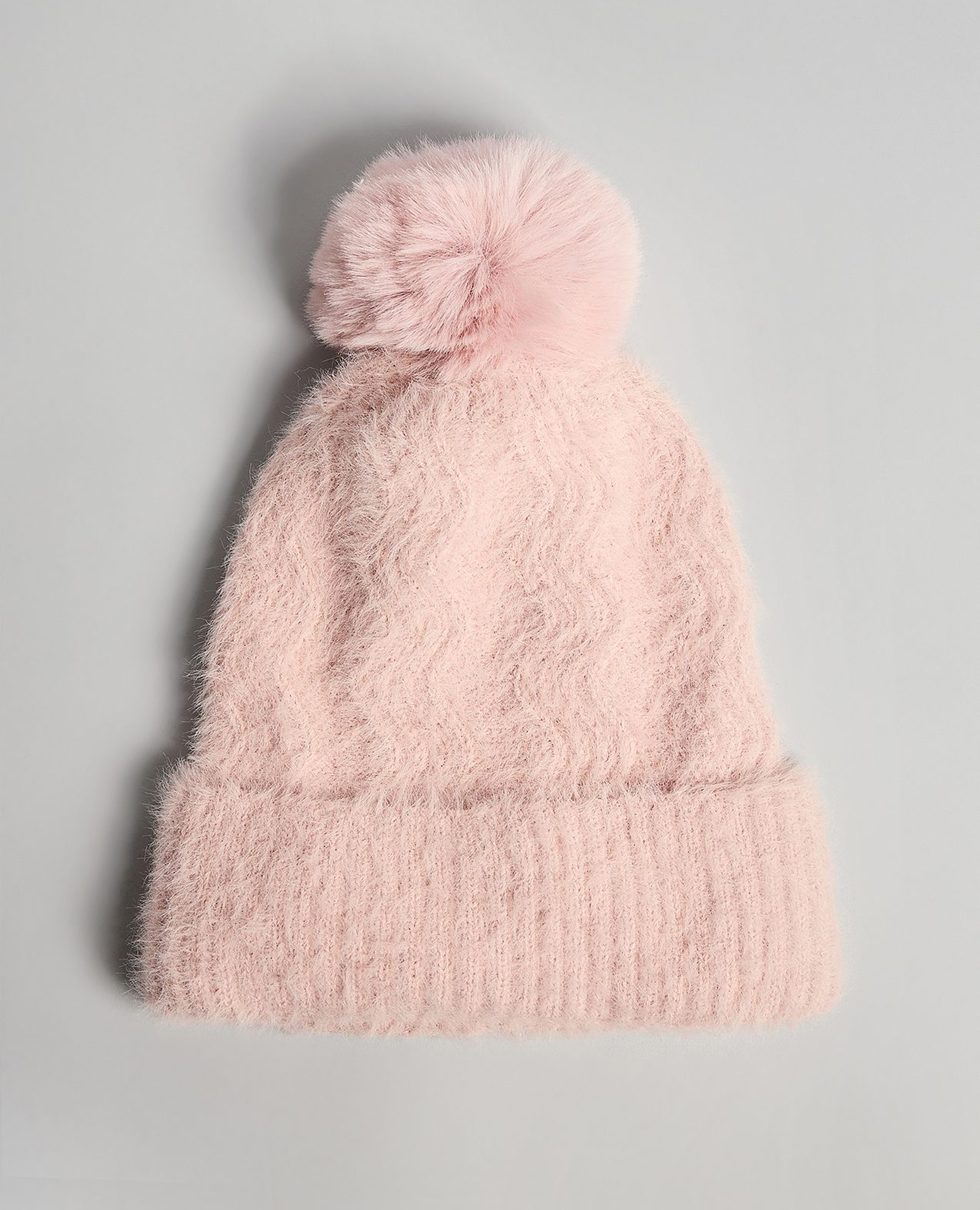 قبعة بيني مزينة ببوم بوم