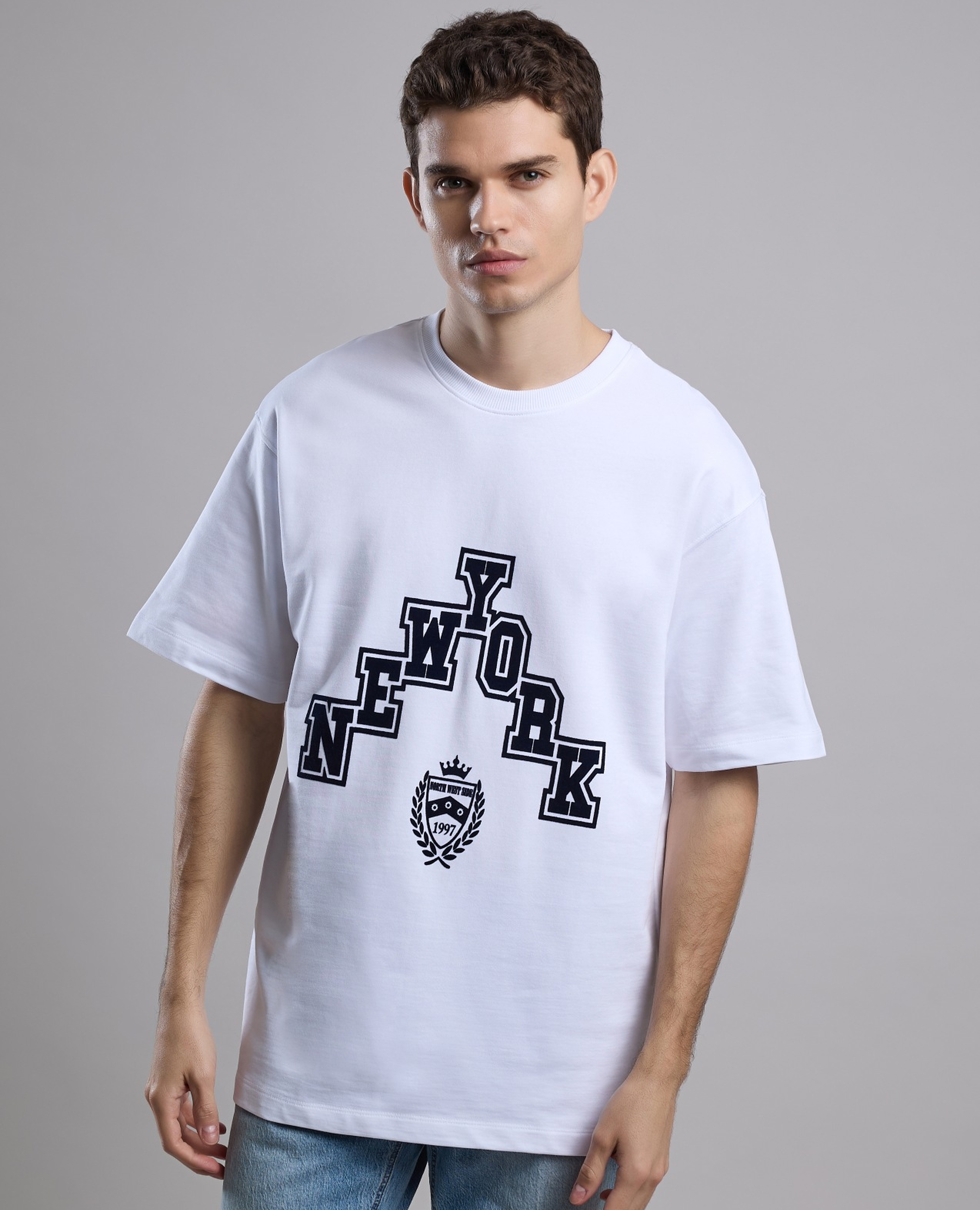 تيشيرت بطبعة وياقة مستديرة وكم قصير