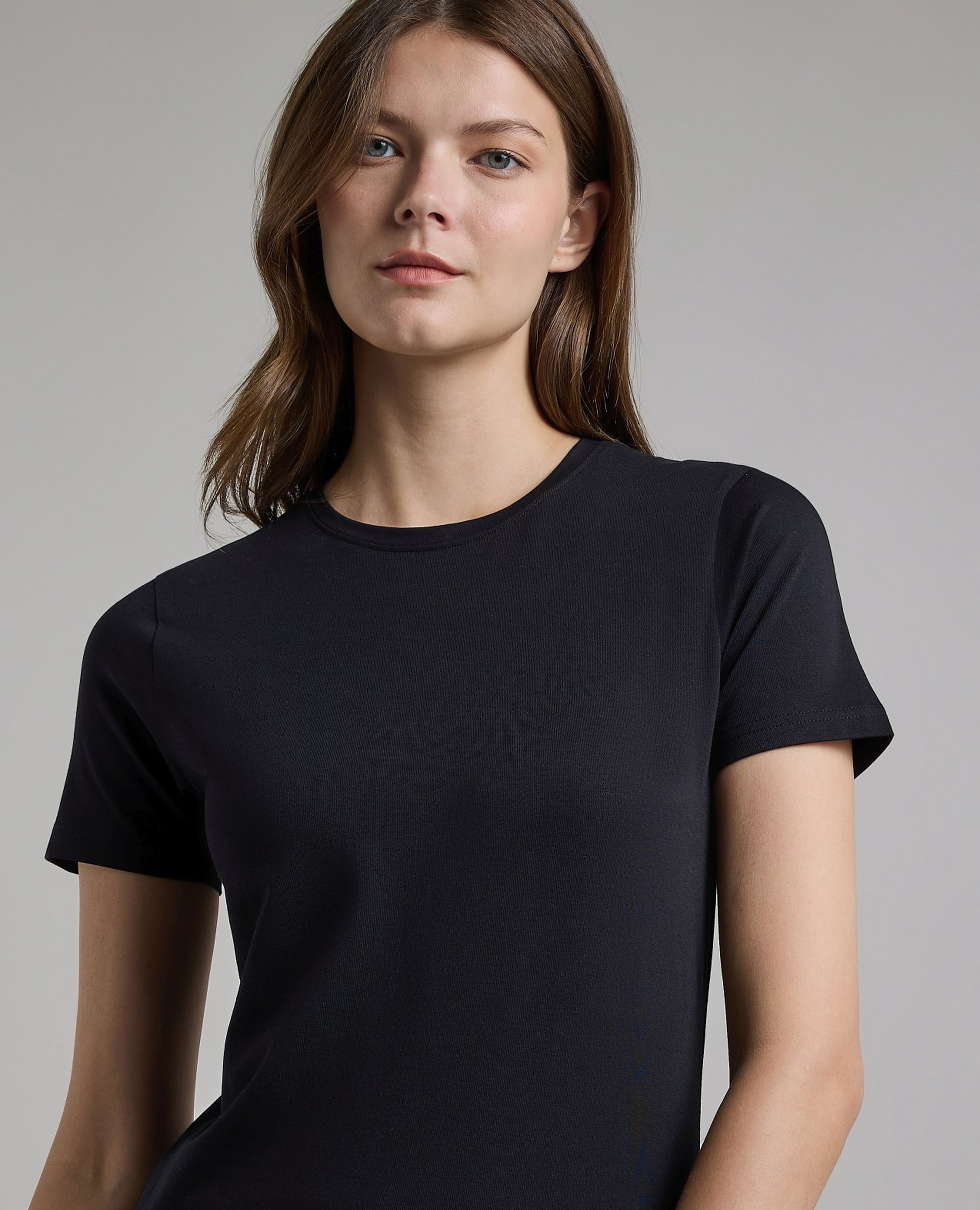 تيشيرت سادة بياقة دائرية وأكمام قصيرة